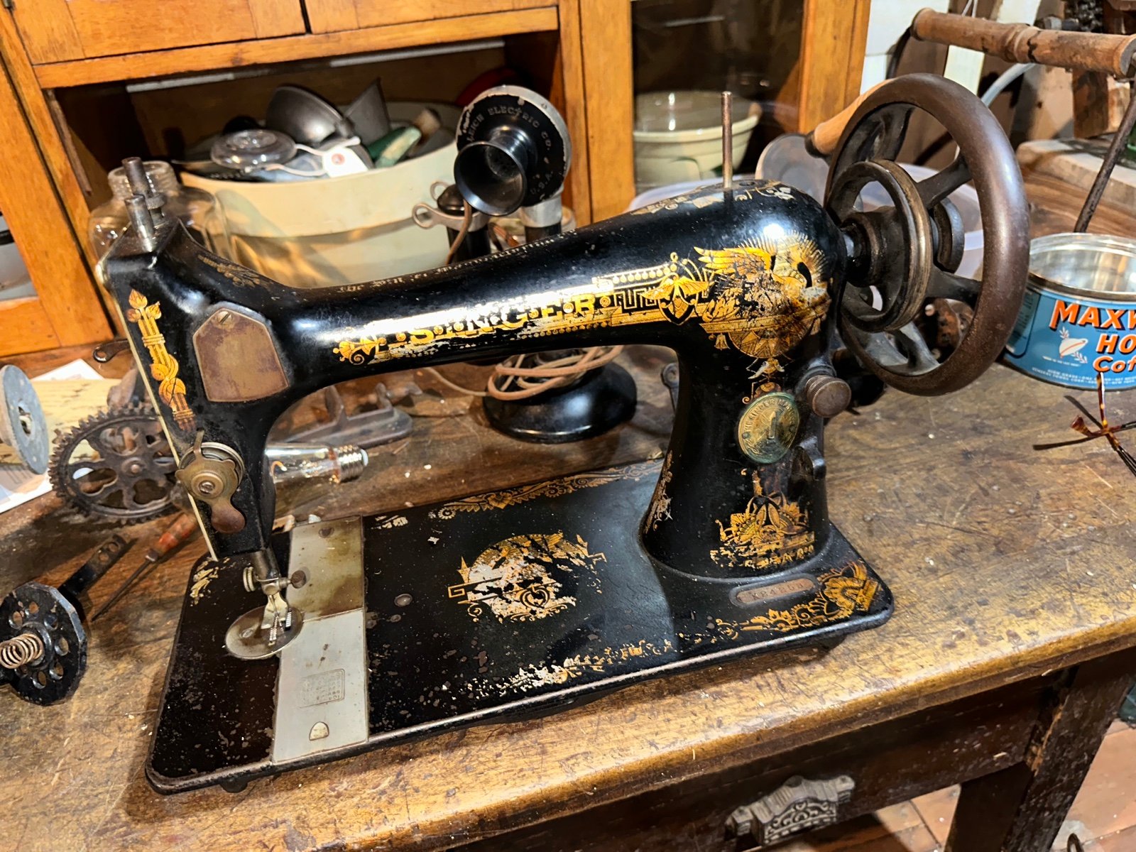 Singer Sewing Machine, very solid, Great old time look, Just like grandma used,