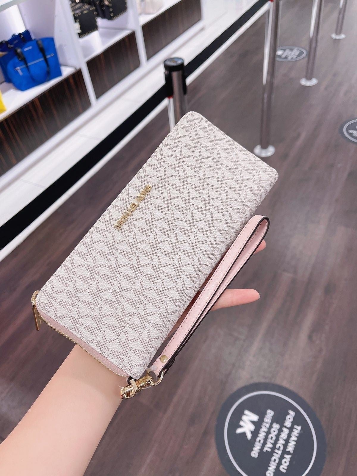 MK JST LG CONTINENTAL WRISTLET Va/Blush
