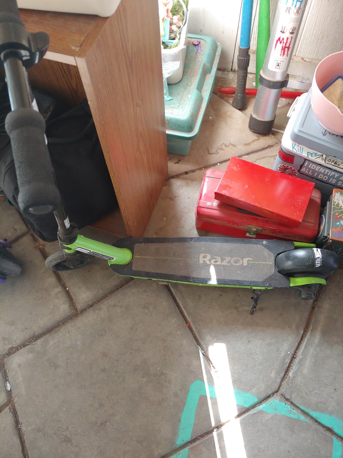 Electric razor scooters