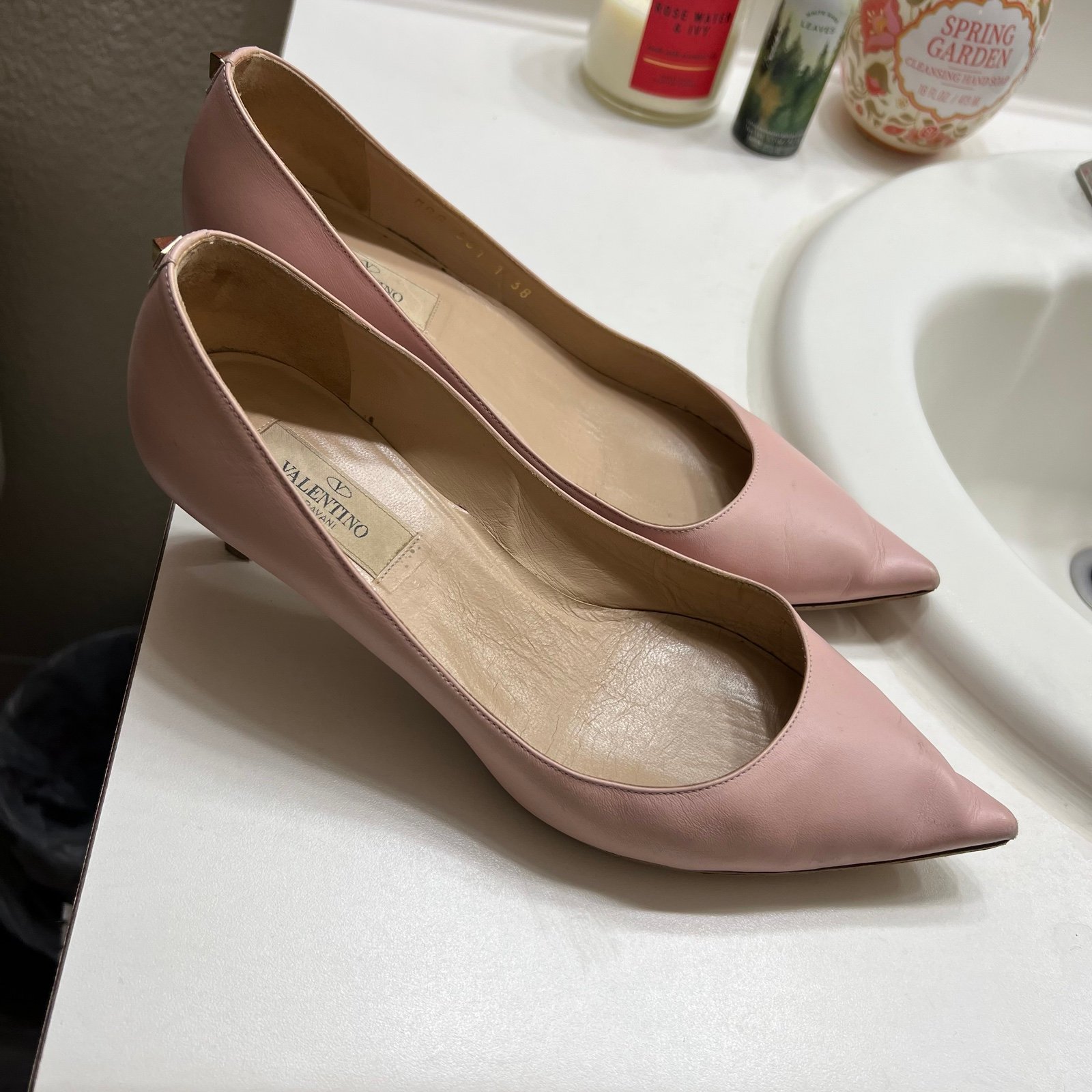 VALENTINO GARAVANI light pink blush rockstud leather heels pumps size 38