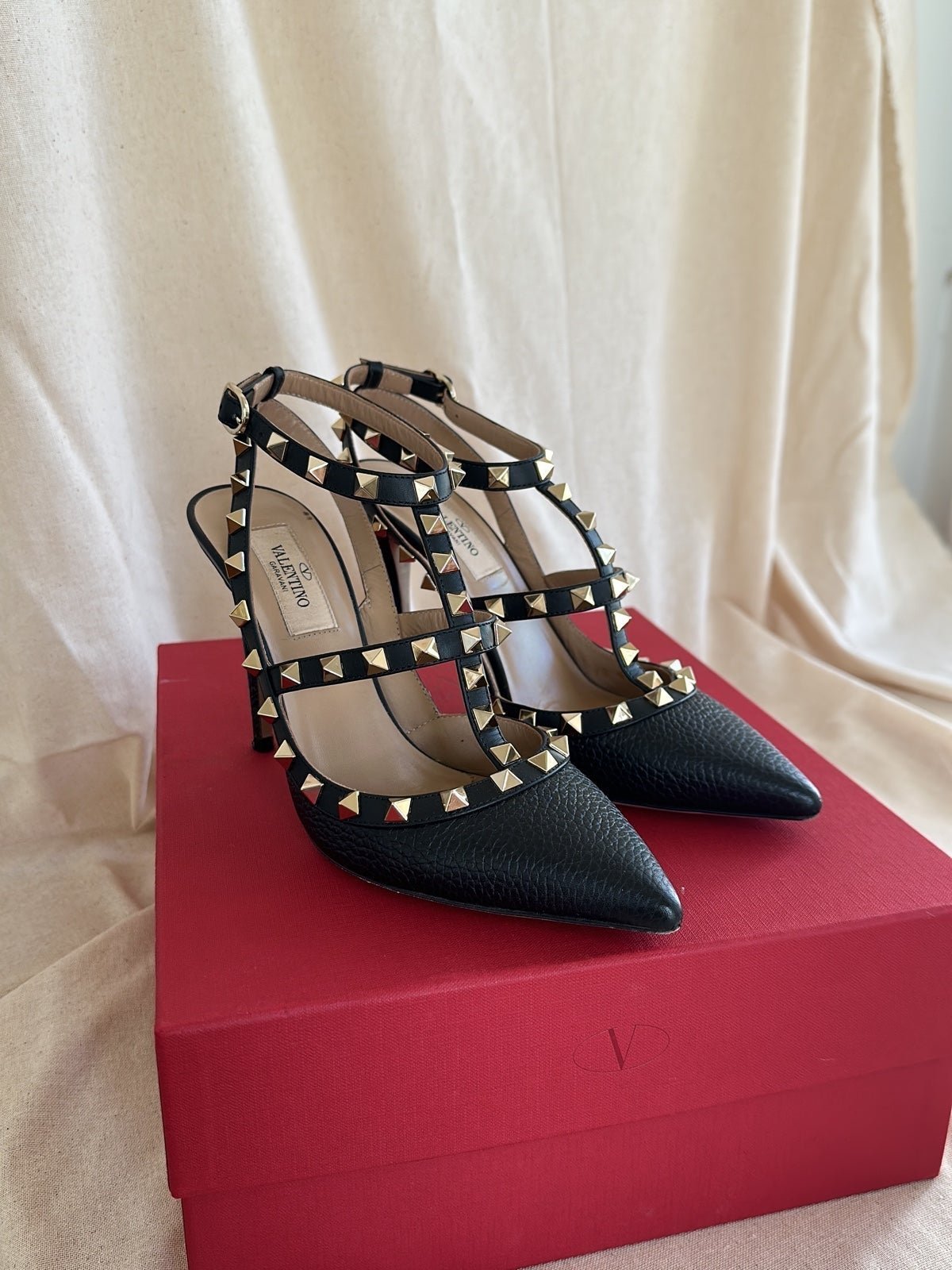 Valentino Garavani ROCKSTUD GRAINY LEATHER ANKLE STRAP PUMP 100 MM