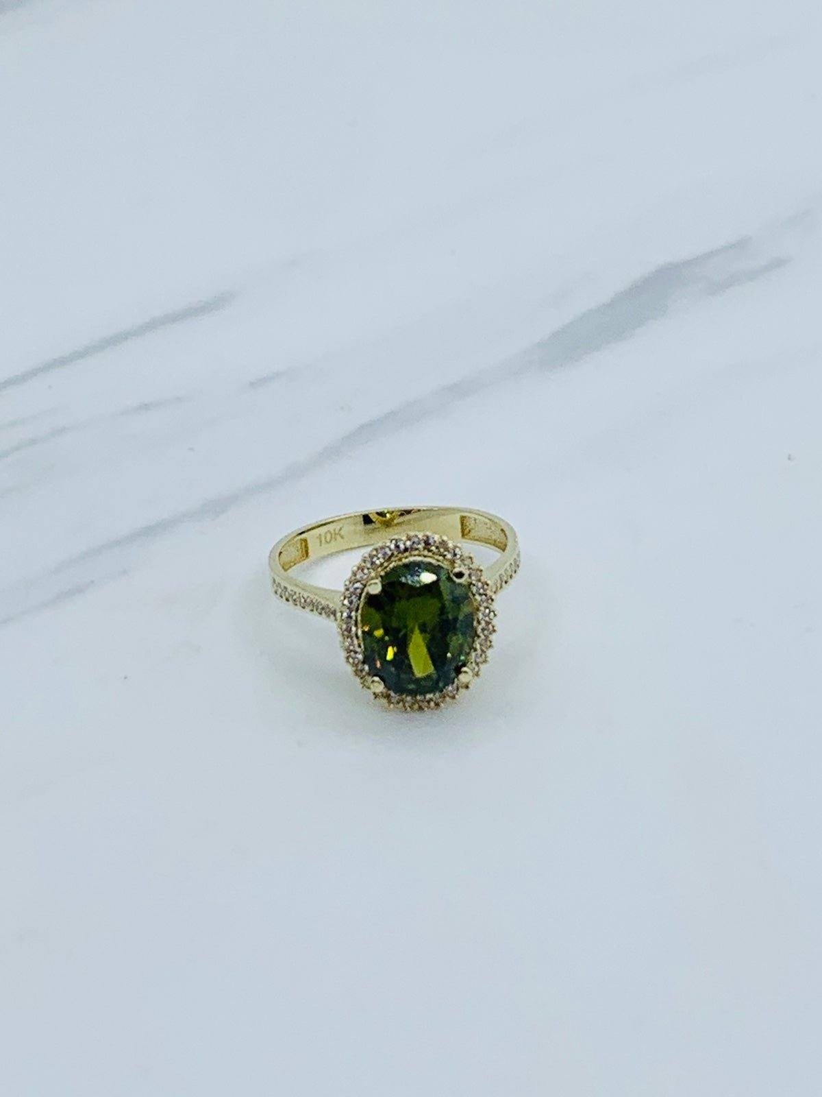 ❤️ 10k solid gold women’s ring size 7 ❤️ Green CZ for August Peridot Birthstone