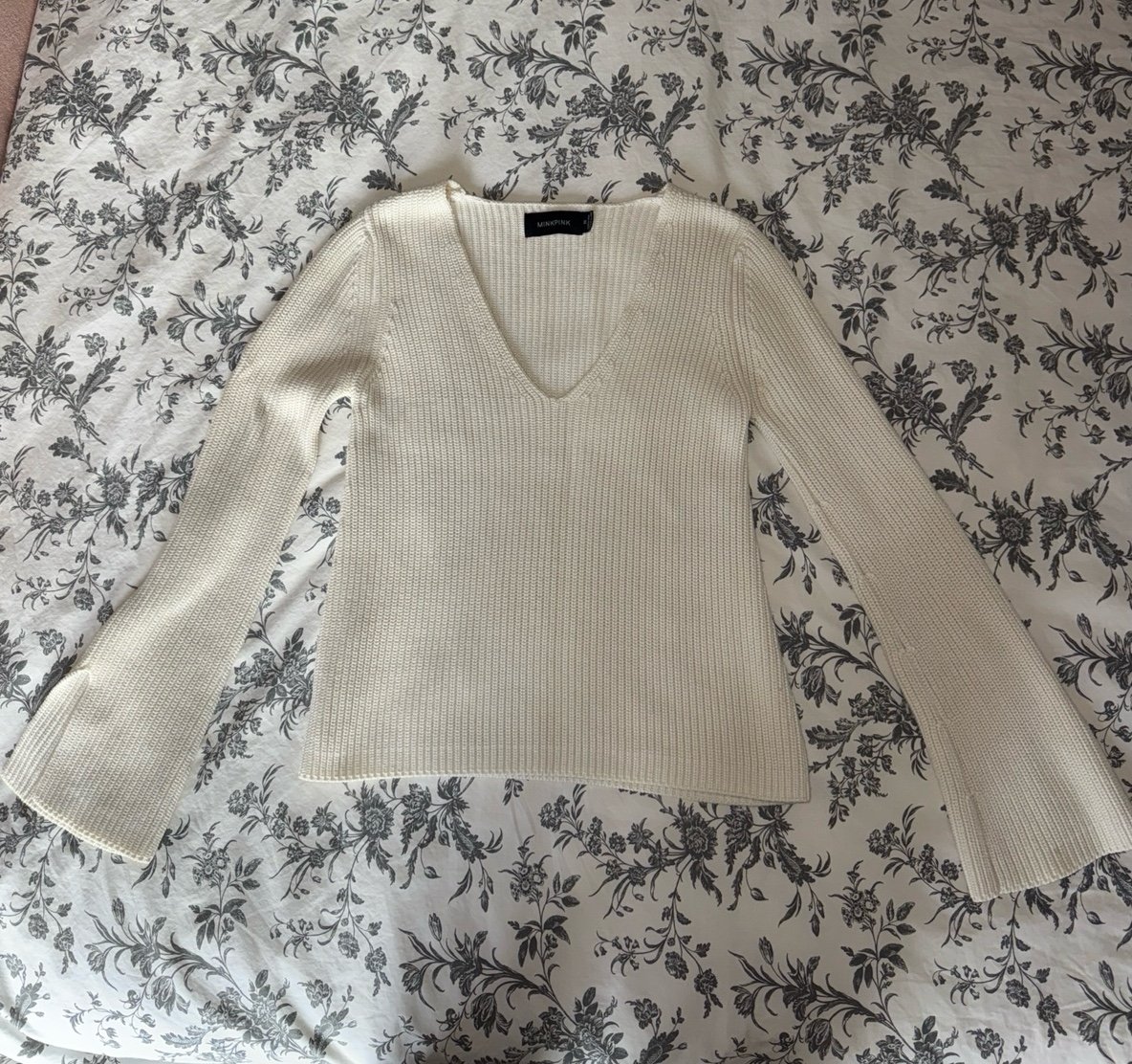 Mink Pink Revolve cream v-neck sweater women’s size XS