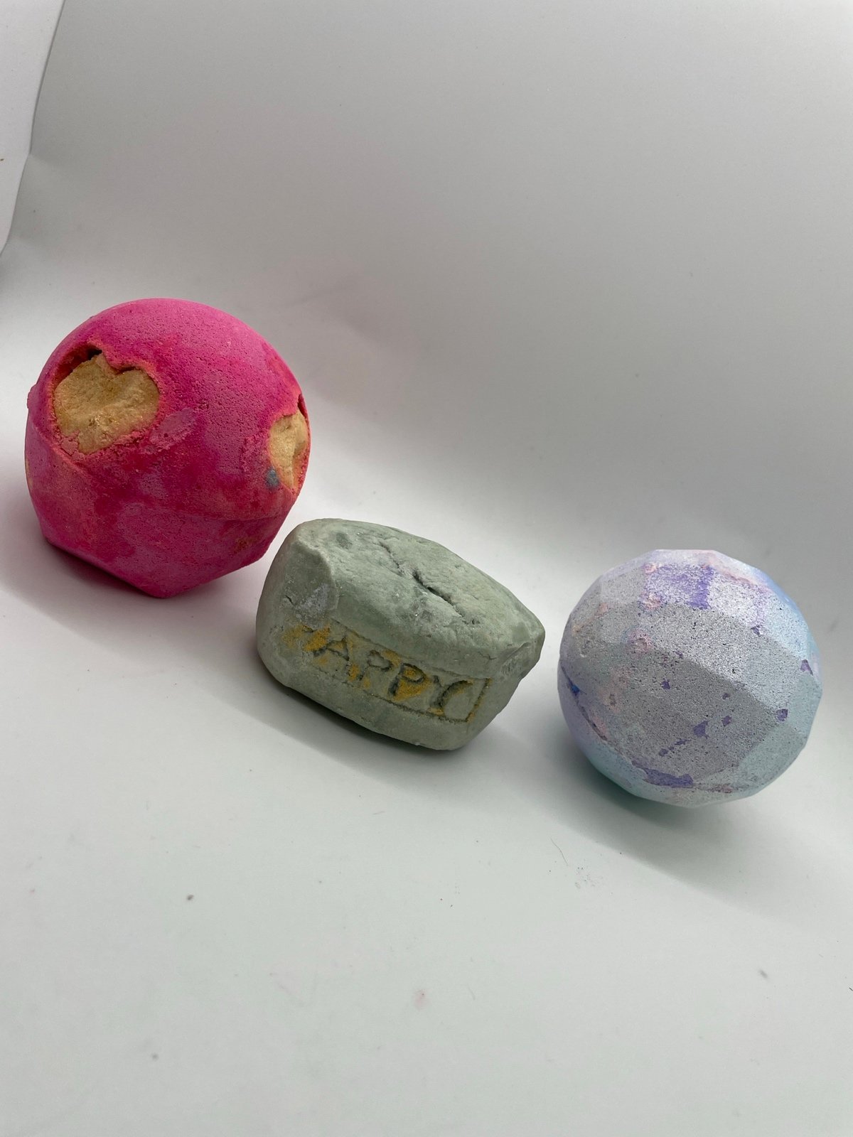 Lush glitterbox kitchen bundle happy bubble glitter bath bomb heart beat