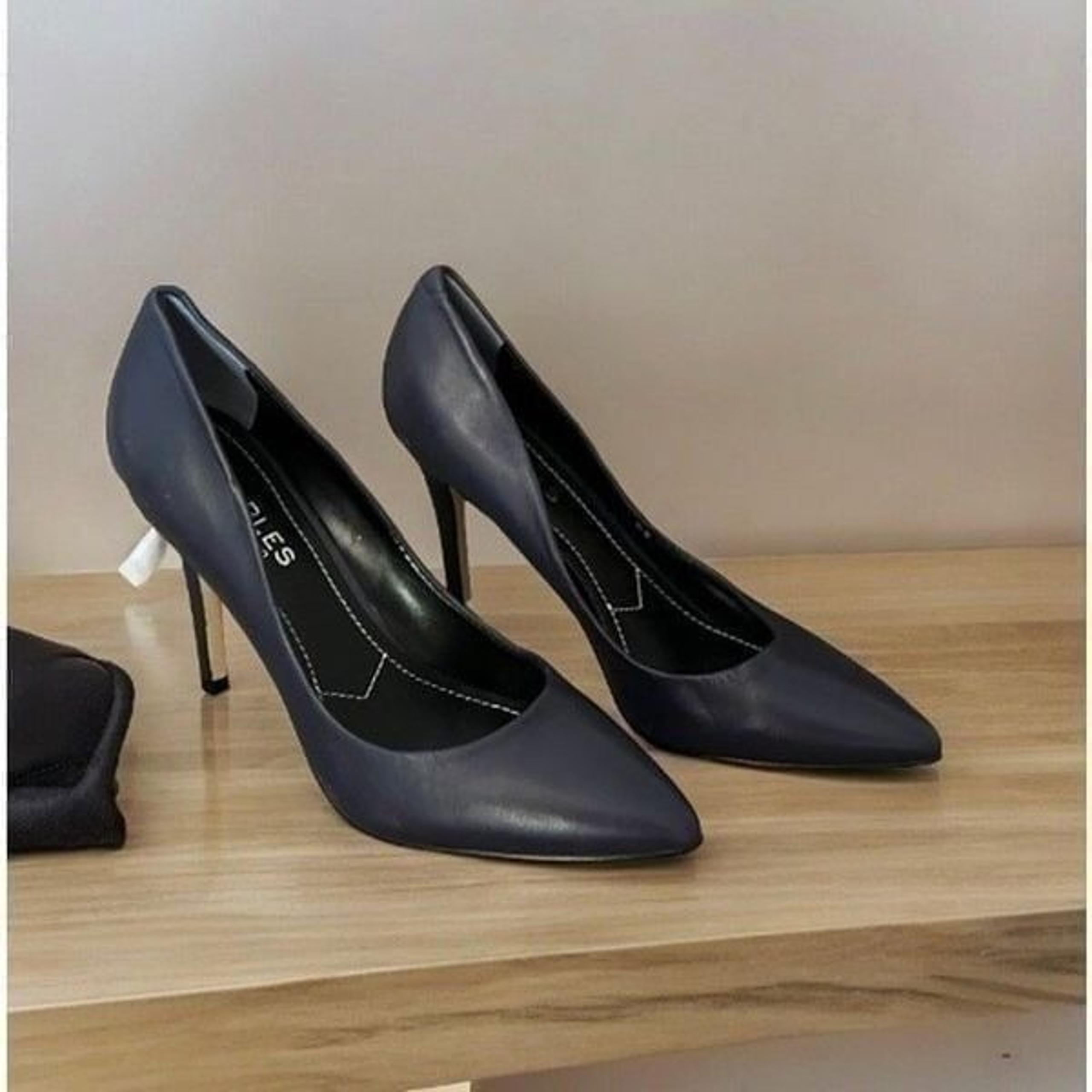 Charles by Charles David Pointed Toe Navy Blue Leather Smooth Pumps 6.5