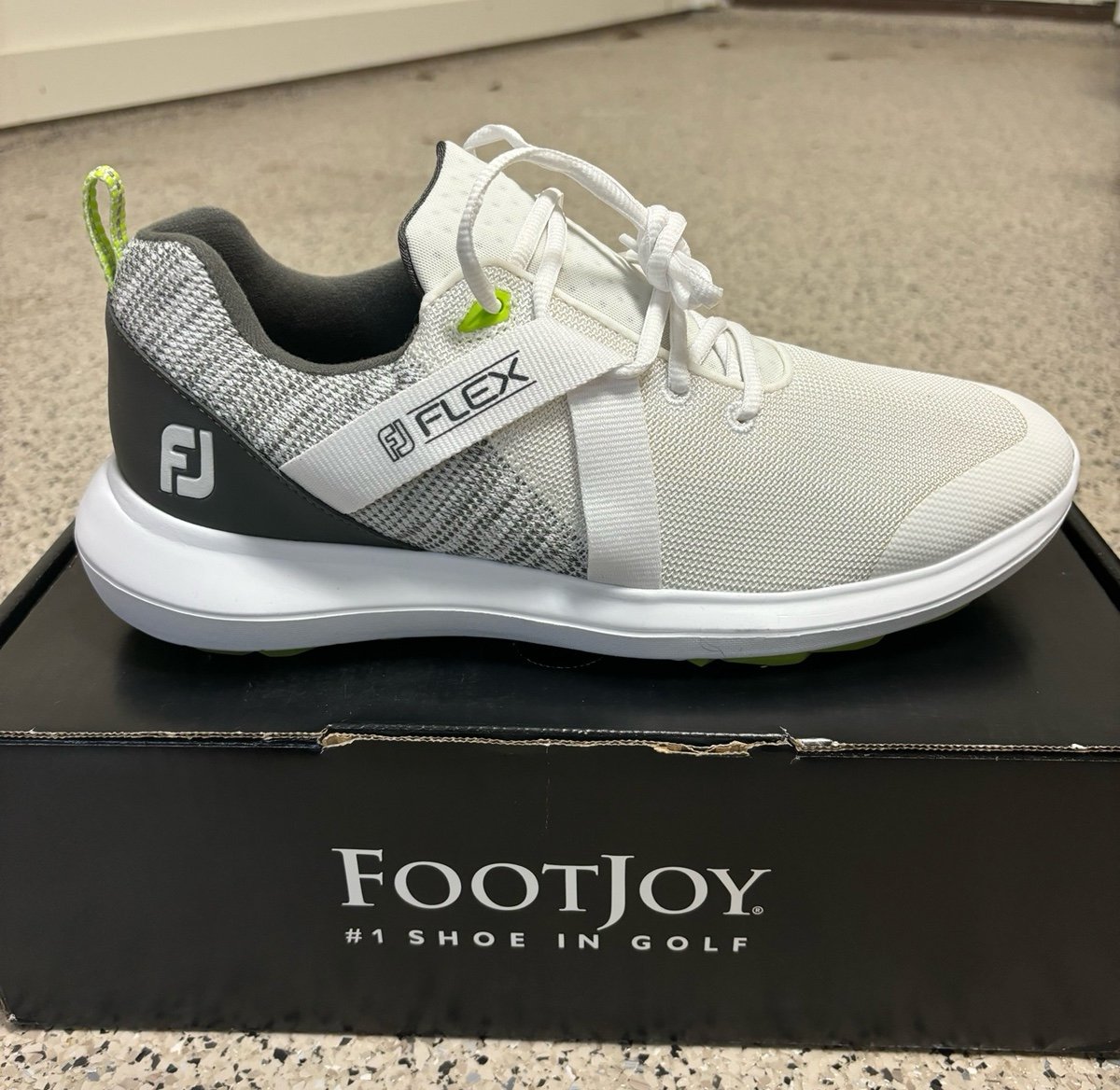 NEW FootJoy Flex spikeless men’s golf shoe 56101 size 10 medium