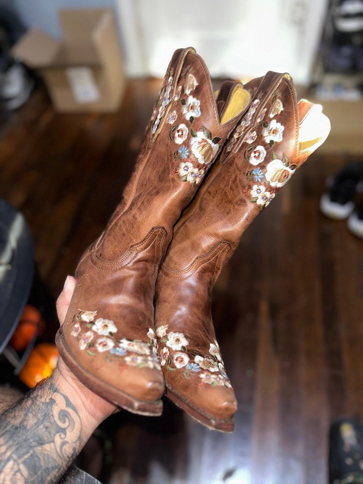 Cowgirl Boots Size 7.5 Embroidered Flowers Rockin C