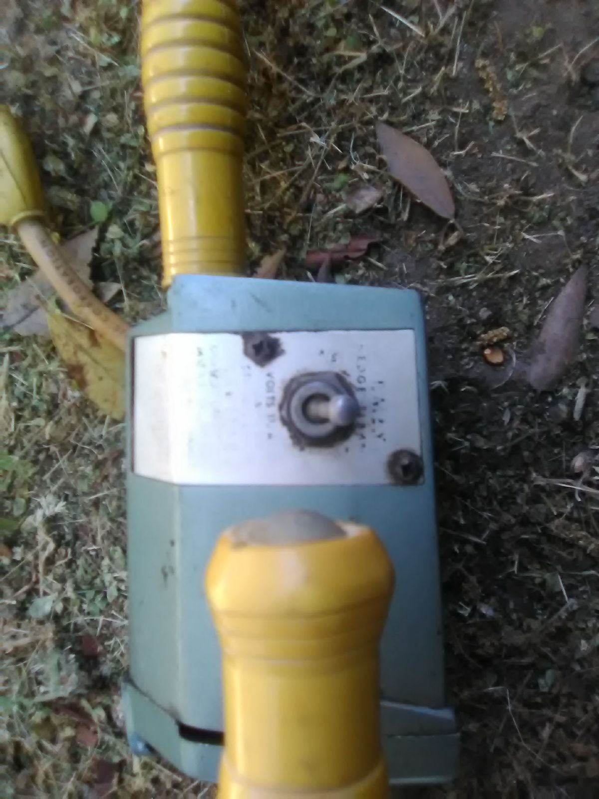 Electric hedge trimmer