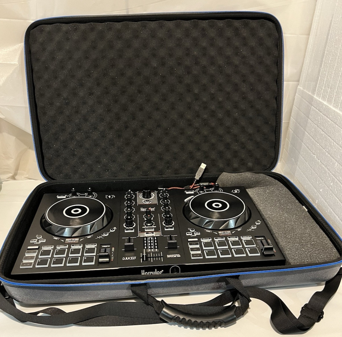 Hercules DJ Control Inpulse 300 with Casematix Hardcase