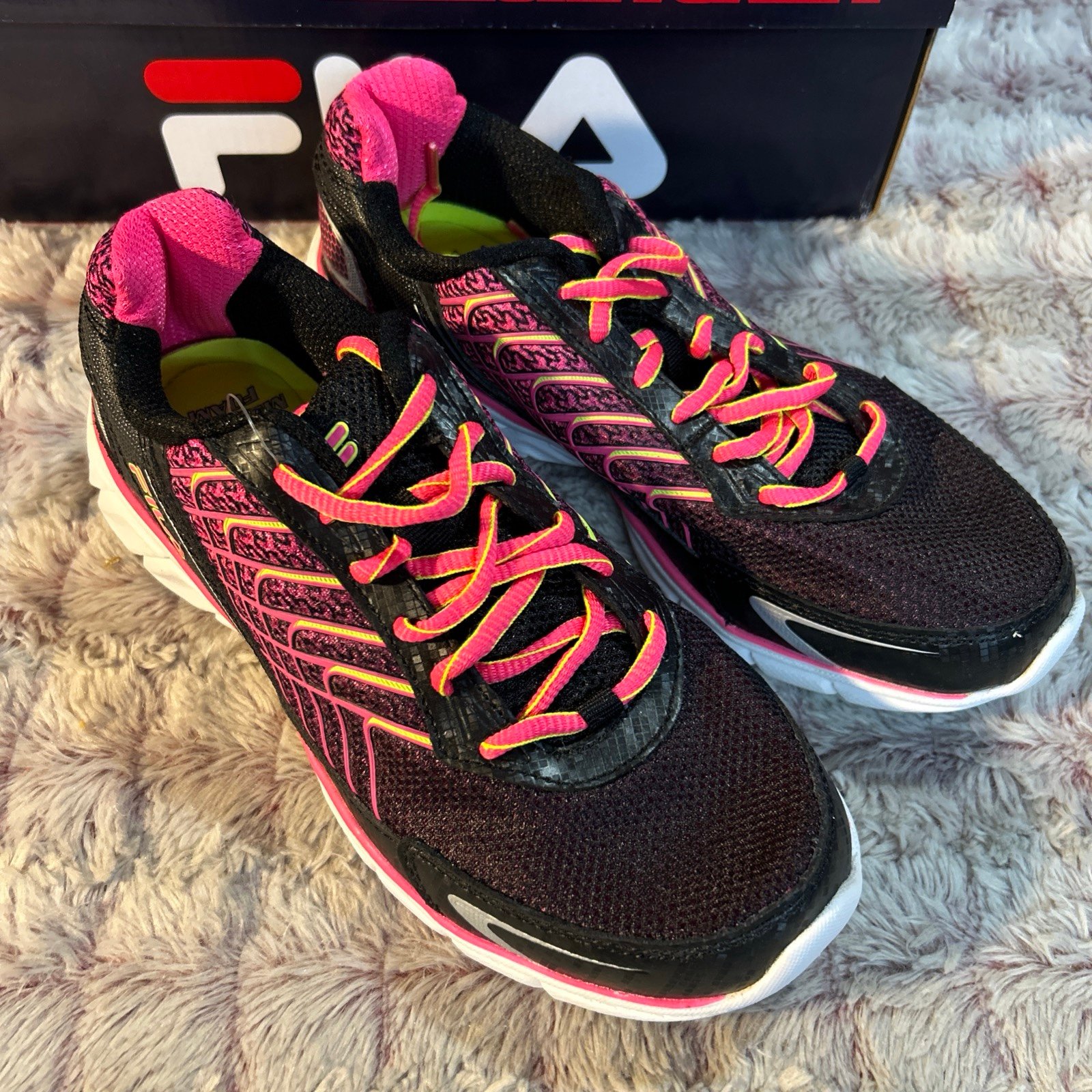 Women Fila Memory Foam Sneakers Size 6.5