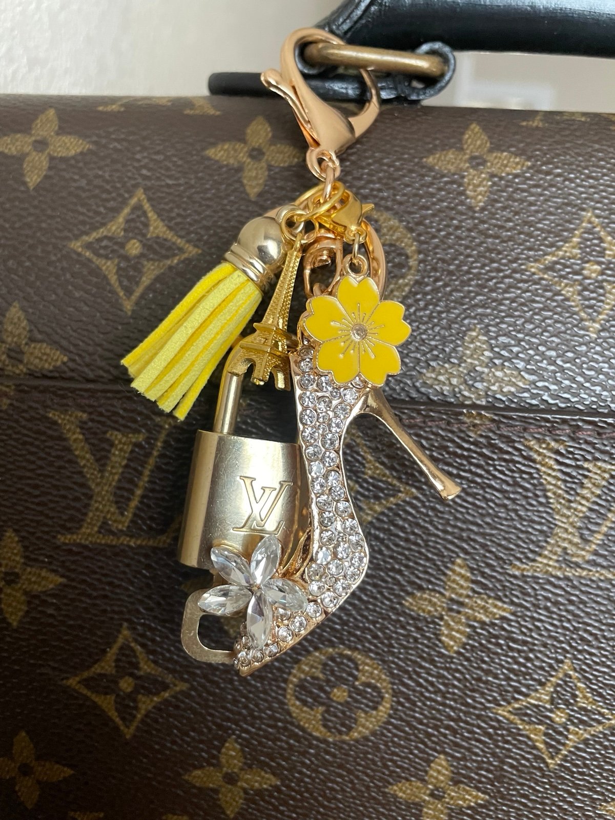 ⭐️ Authentic louis Vuitton brass lock and key #300 with unbranded keychain