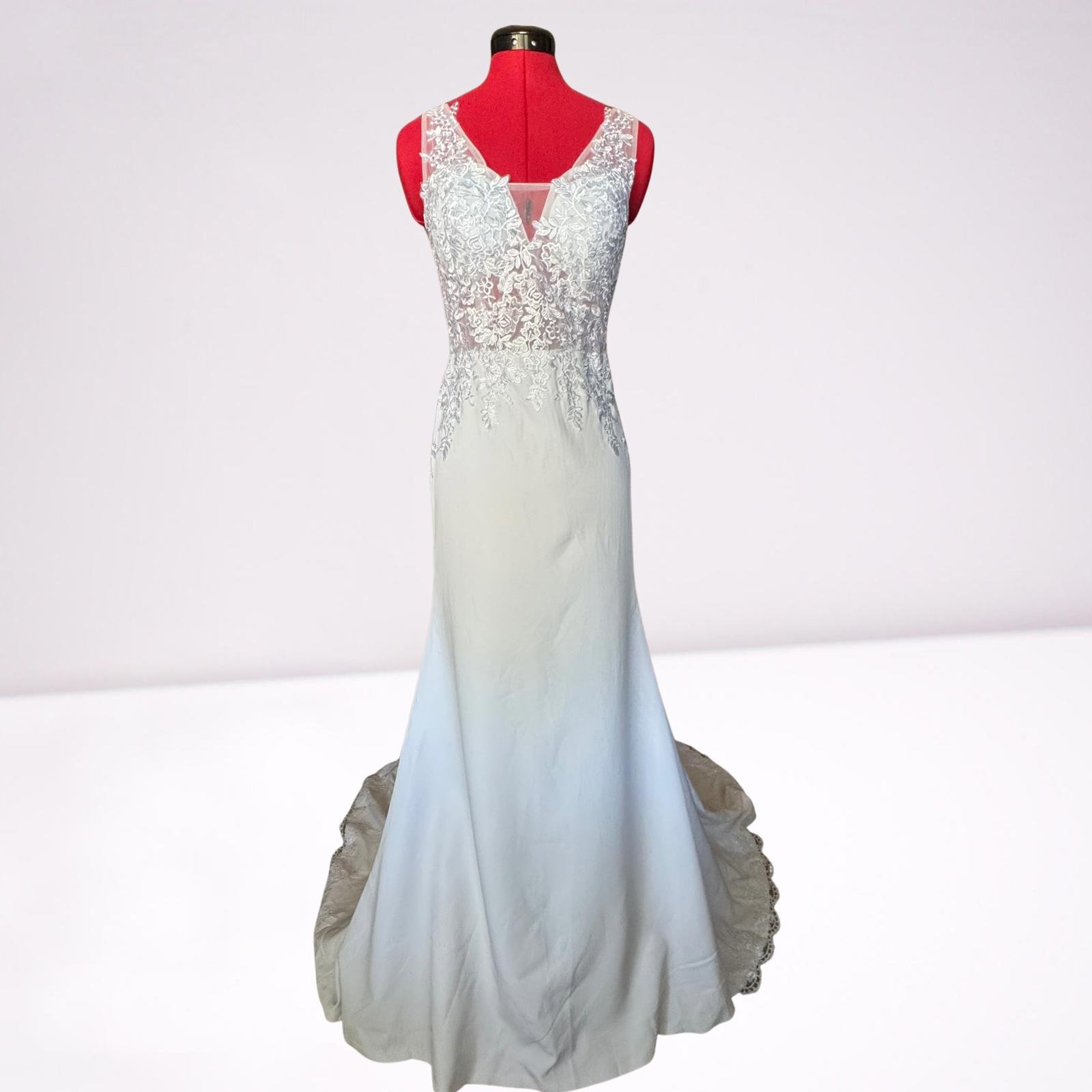 Lecoyoyo Lace and Crepe Wedding Dress Size 4 NWT