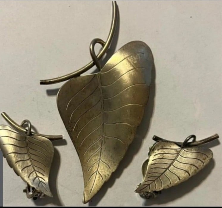 Vintage sterling silver brooche and matching clip on earrings in a leaf design..
