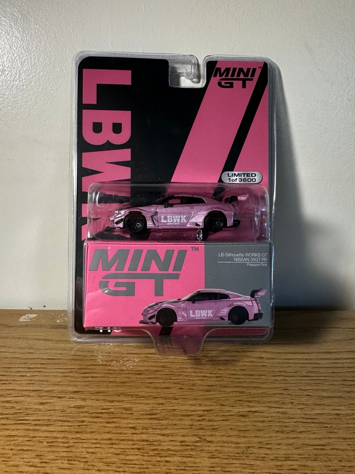 MINI GT 418 LB-Silhouette Works GT Nissan 35GT-RR Passion Pink In Blister