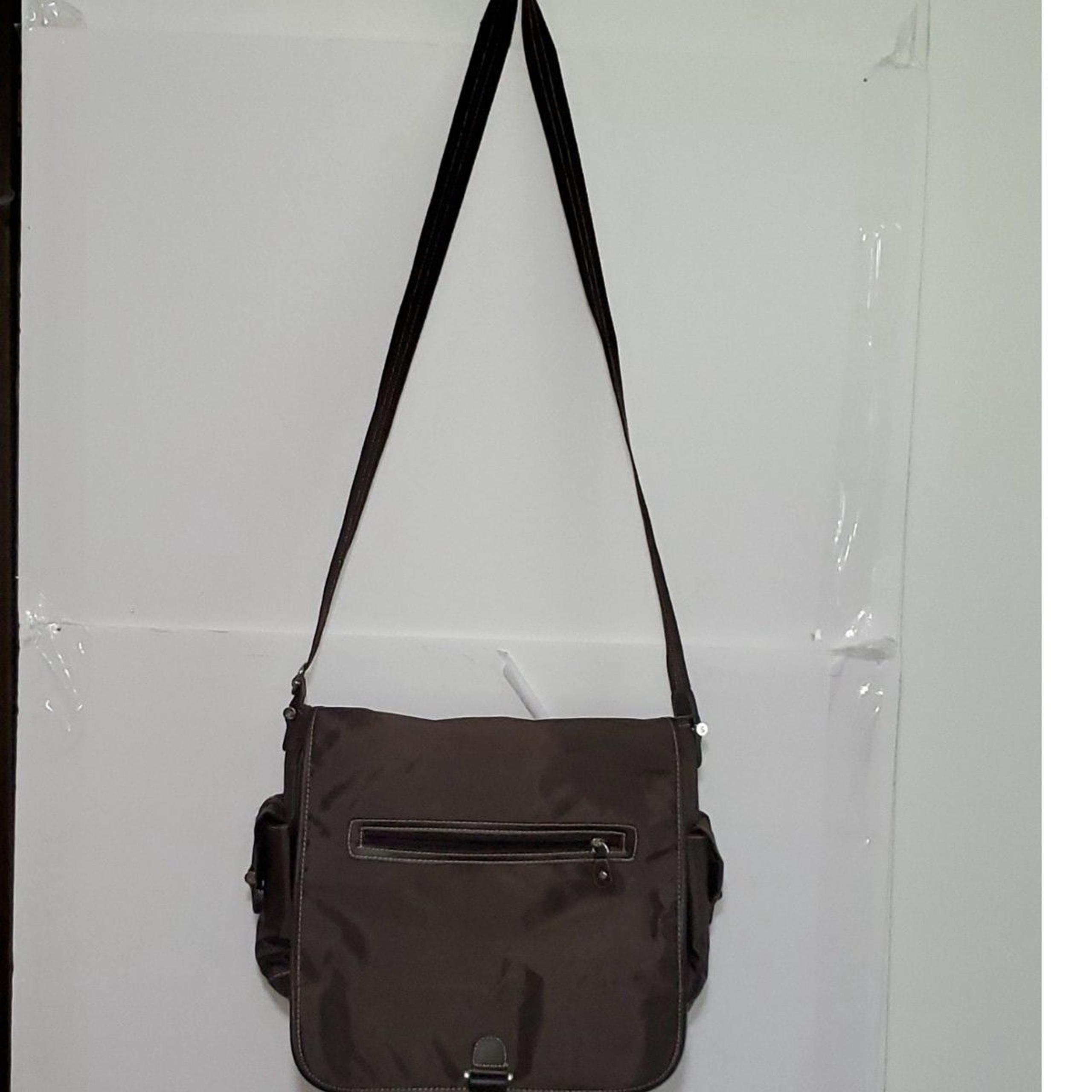 A Liz Claiborne Crossbody Satchel Messenger Computer School Laptop Bag Academia