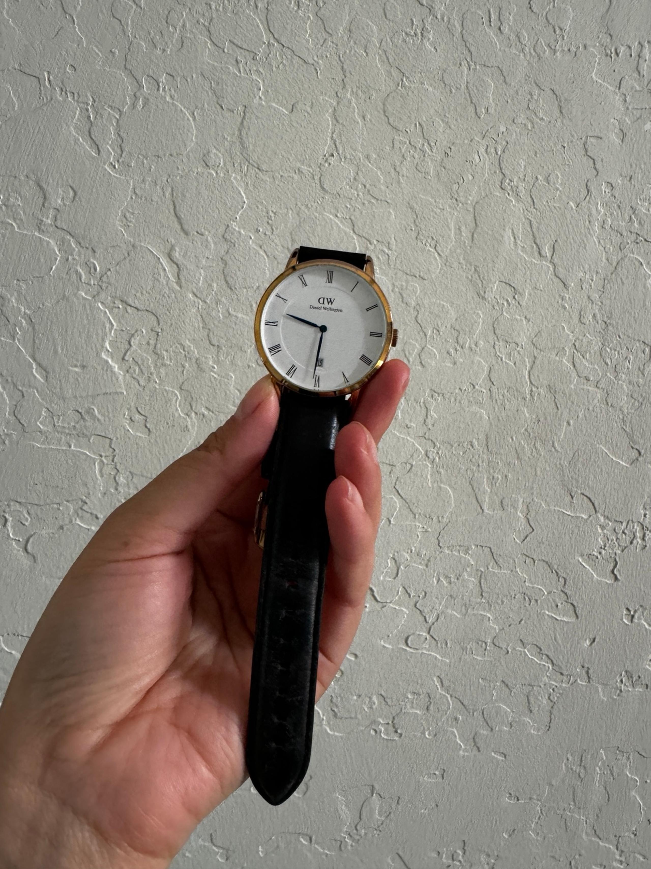 Daniel Wellington Classic Watch - Gold Case with Black Leather Strap