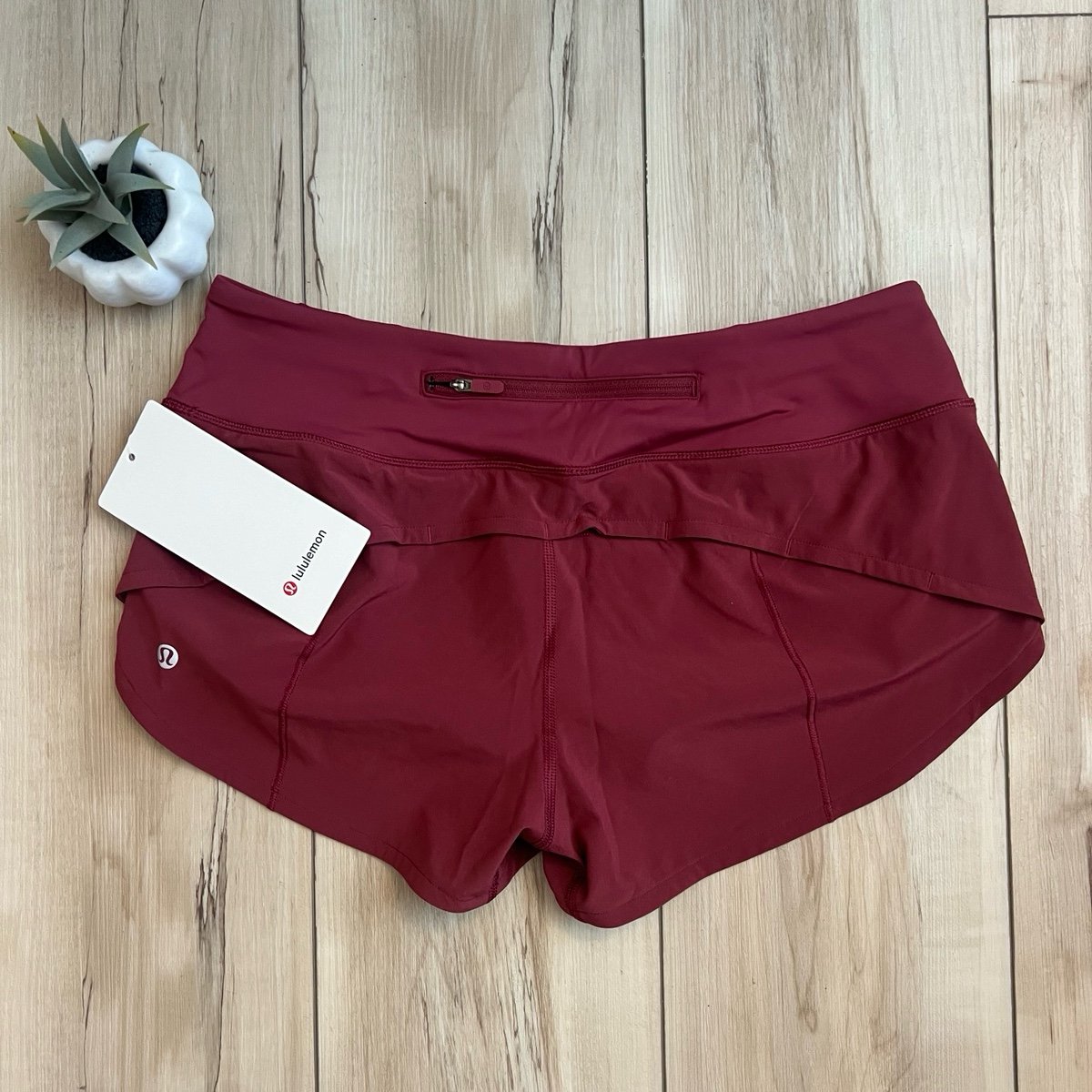 Lululemon Soeed Up LR Shorts Size 8 NEW