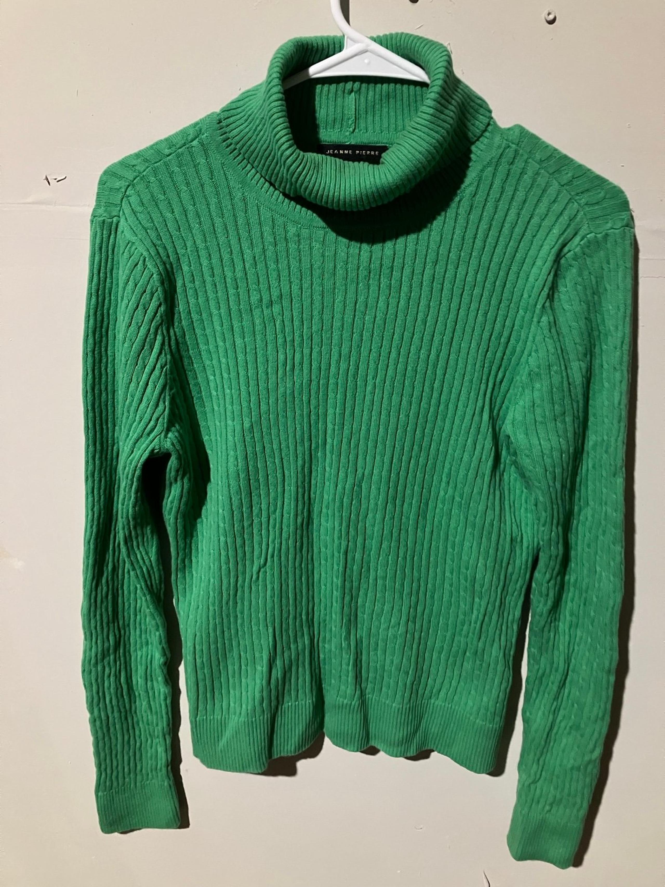 Women’s green turtleneck long sleeve