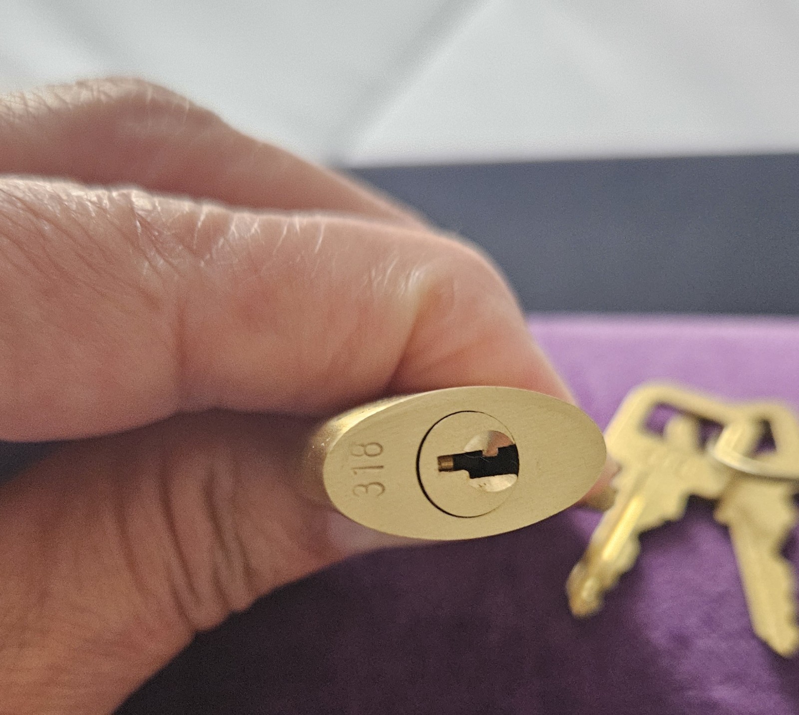 LOUIS VUITTON CANDADO DORADO EN BUEN ESTADO, CON UN PAR DE LLAVES
