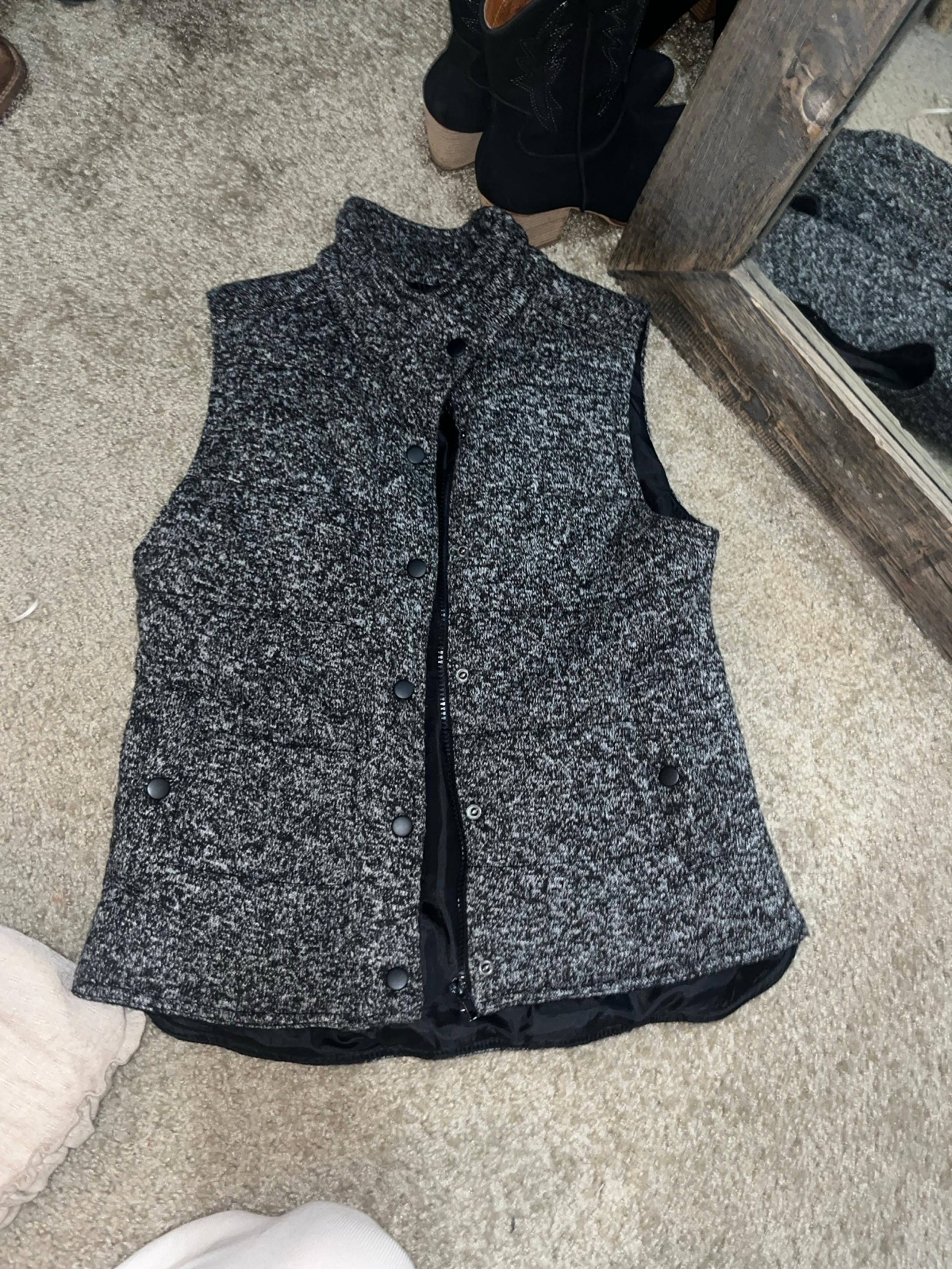 Vest with zipper and buttons
