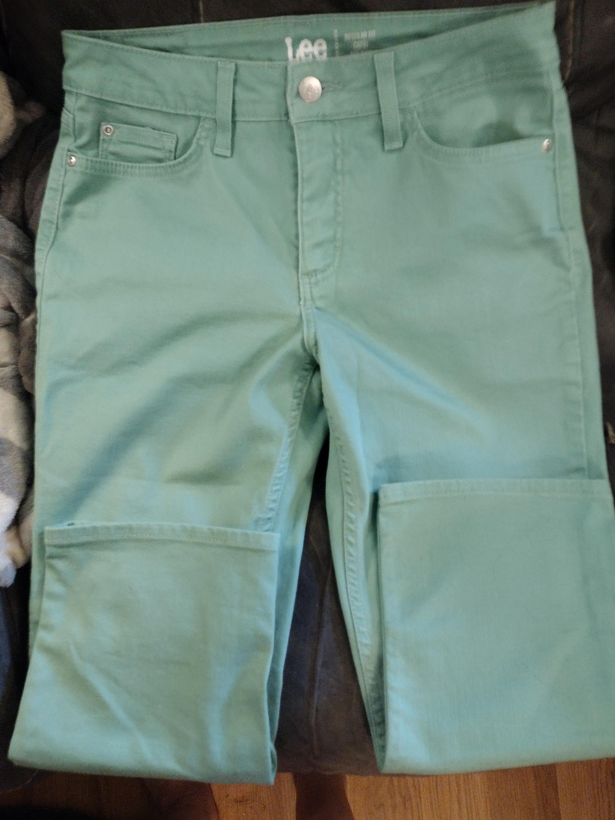 Size 6 M Lee's Capri pants mint green