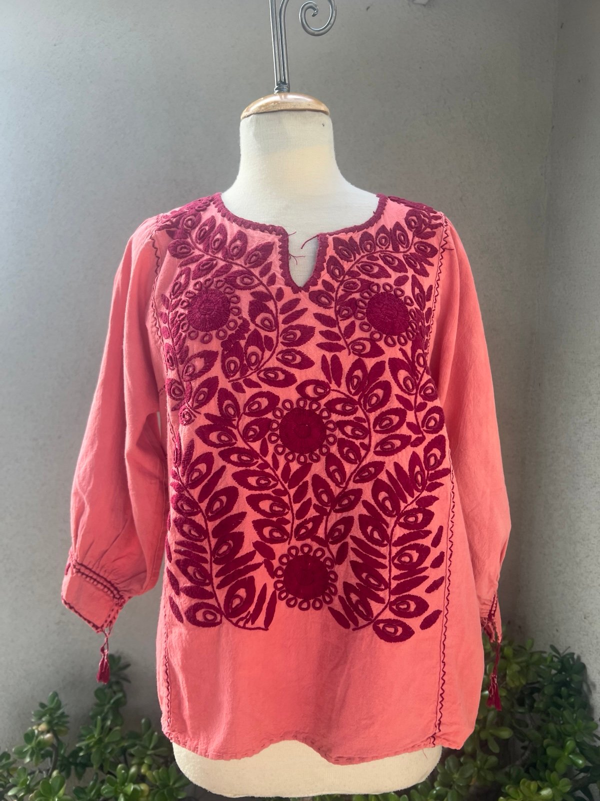 Vintage boho peasant Mexican top blouse rose burgundy hand embroidered floral M