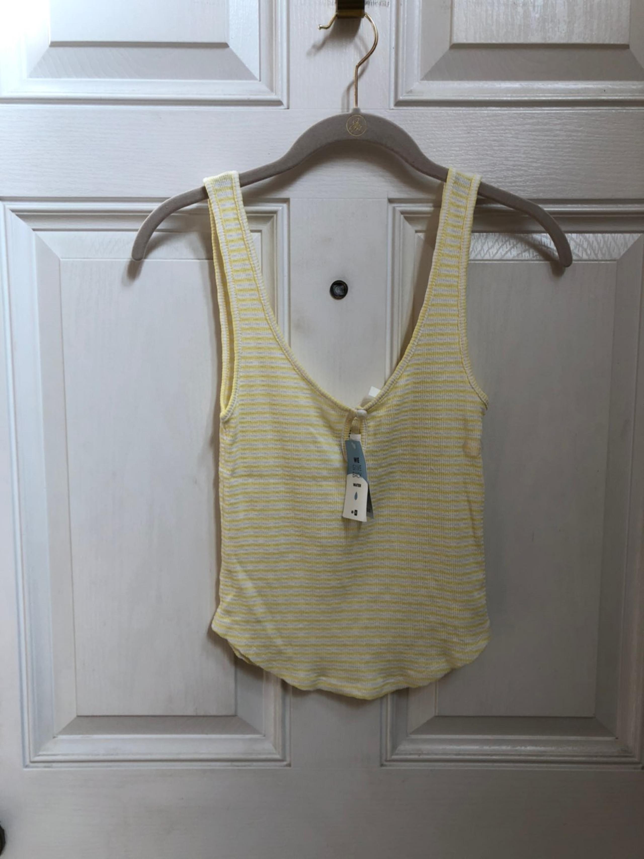 NEW Tillys Me to We keyhole crop tank