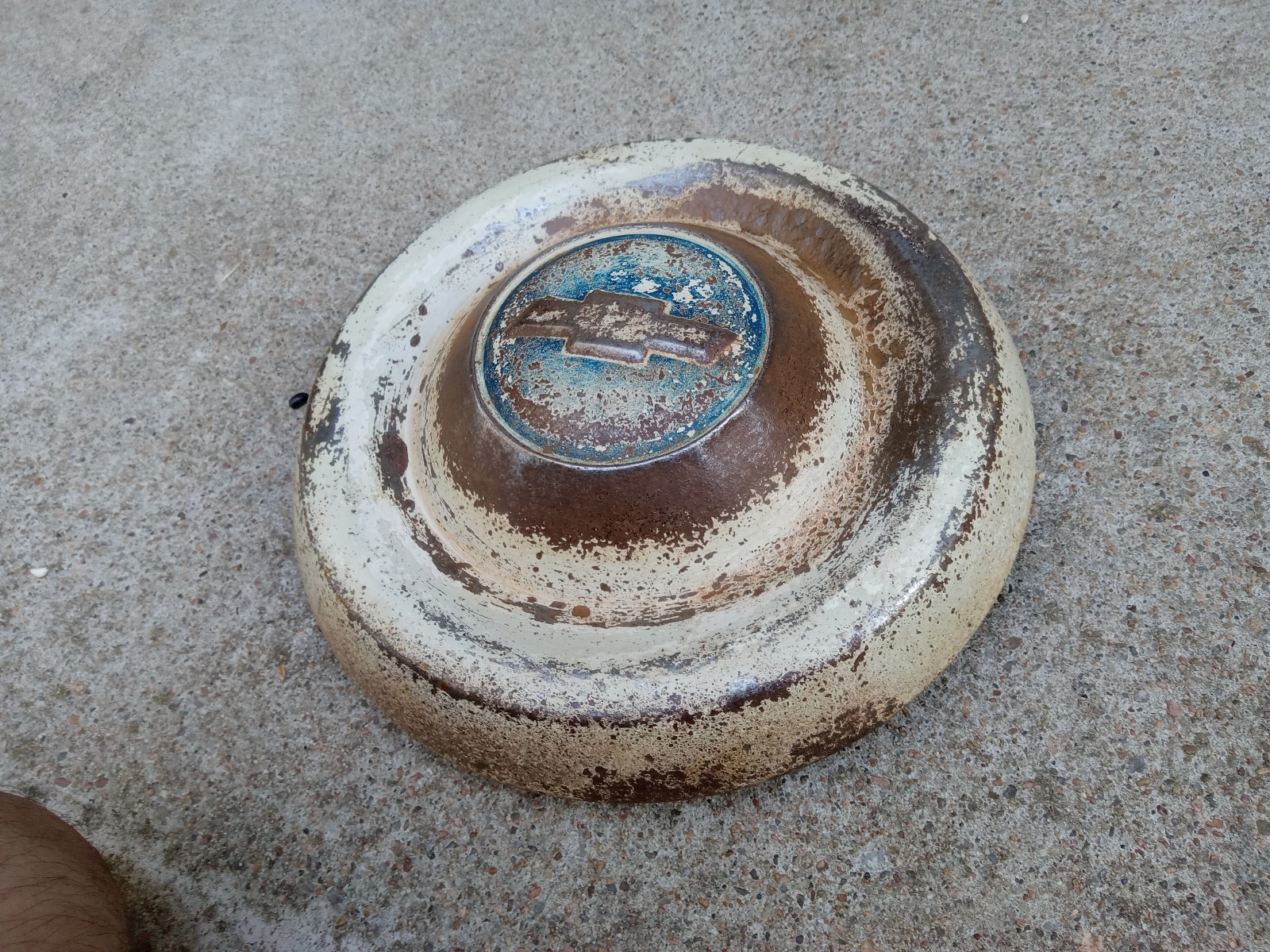 (1) VINTAGE CHEVROLET DOG DISH hubcap