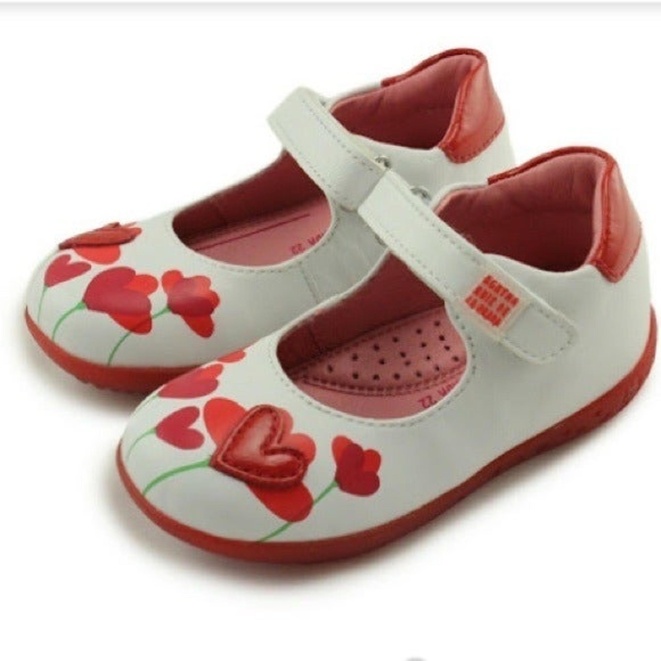 NWT. Agatha Ruiz De La Prada Girls White Leather Mary Jane Shoes. Size 5,5.