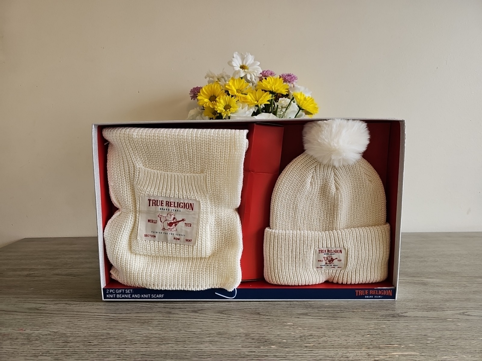 TRUE RELIGION 2 PIECE GIFT SET KNIT SCARF AND WHITE/TAN HAT NEW WITH GLITTER BOX