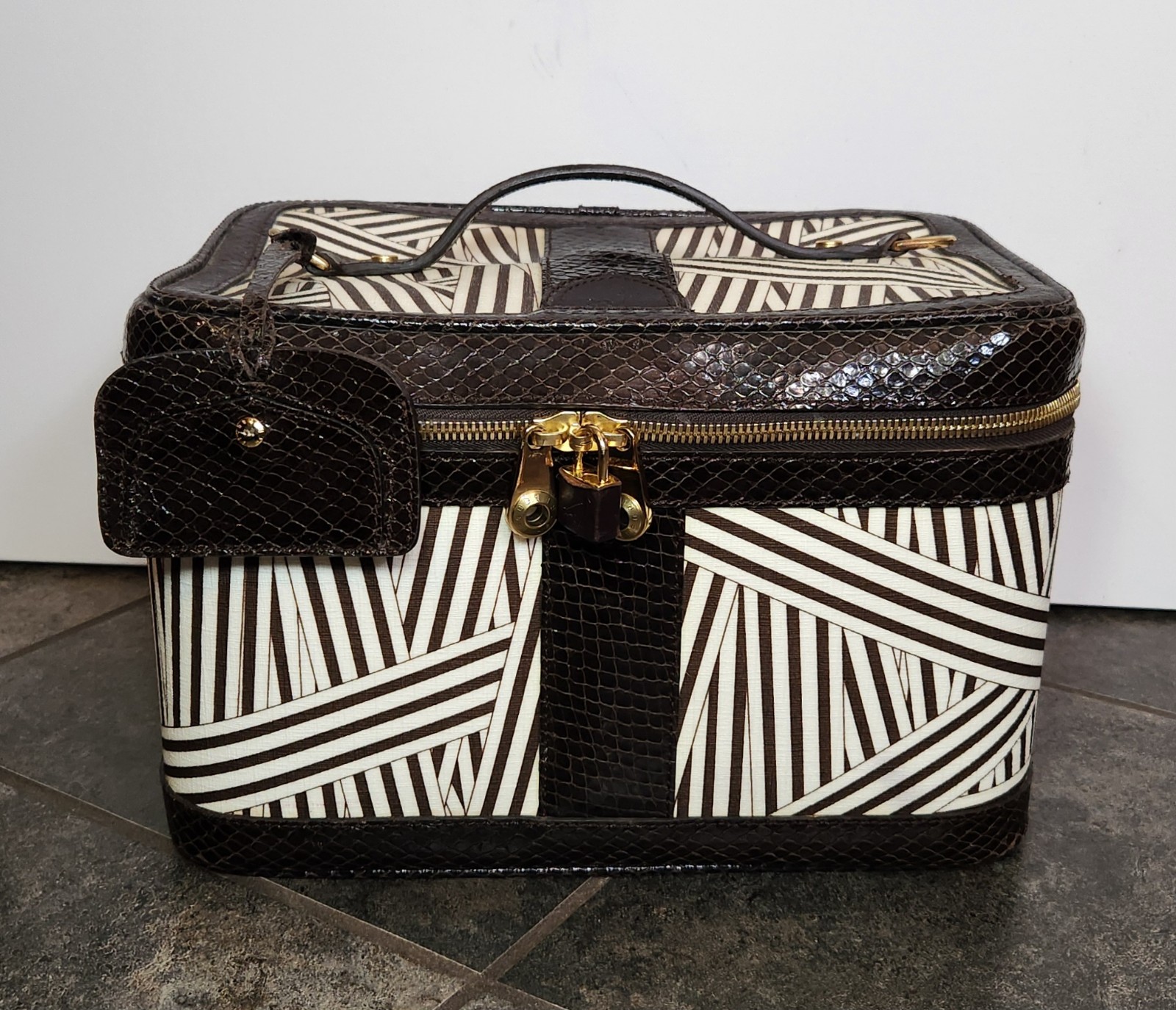 Henri bendel shop makeup case
