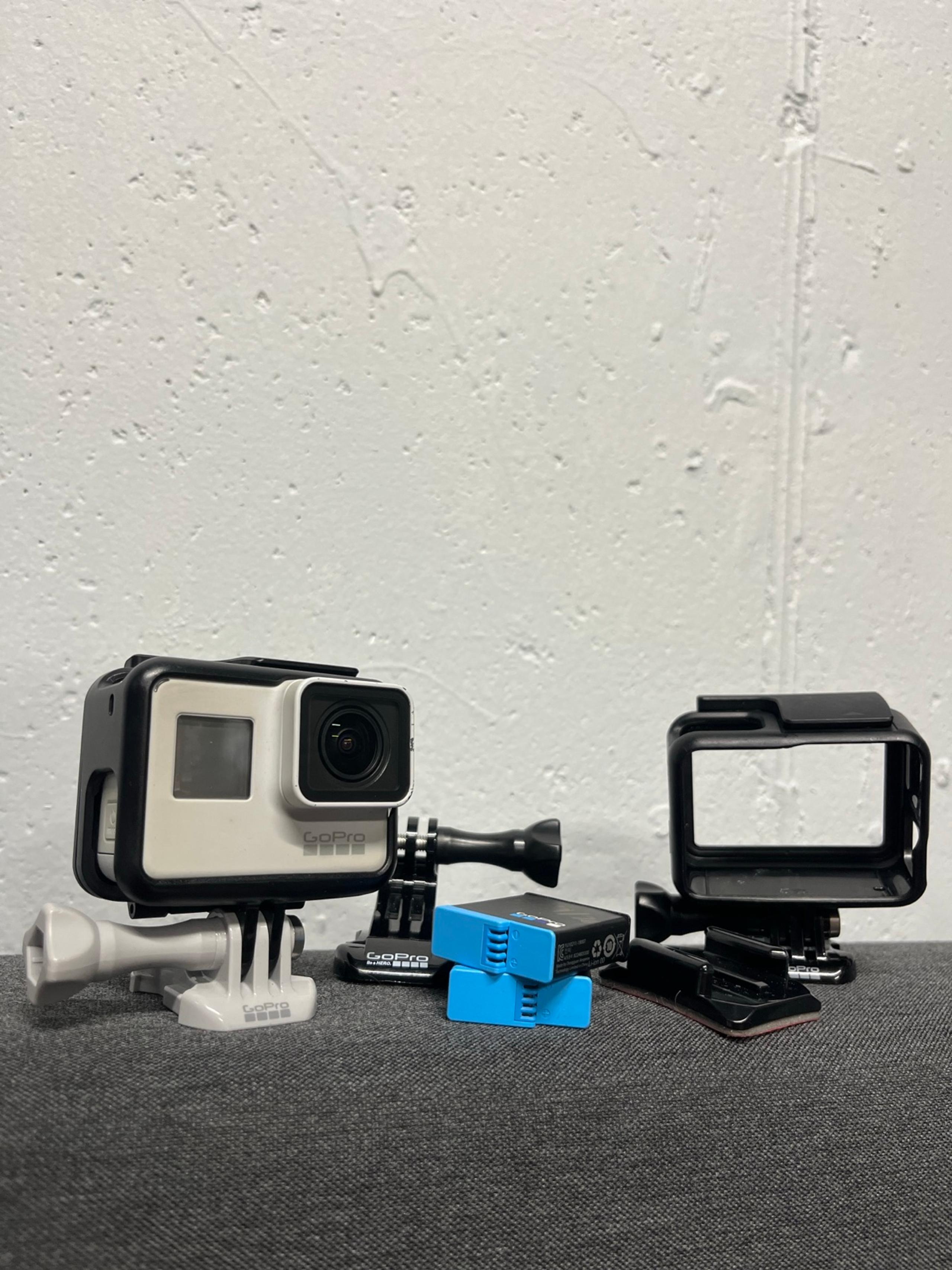 GoPro Hero 7 Black, hard case, batteries + charger … more in description