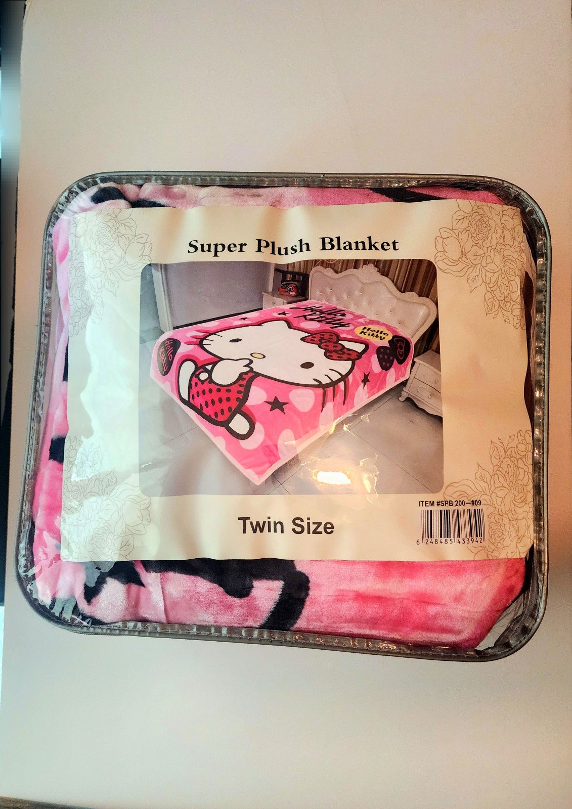 Hello kitty Sanrio plush soft twin size blanket new in zip package pink