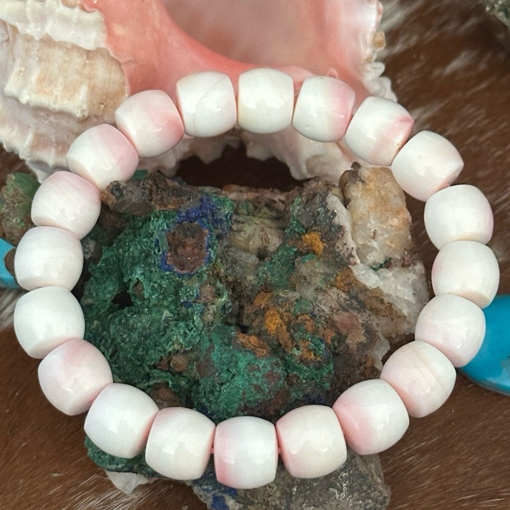 Genuine pink conch stretch bracelet
