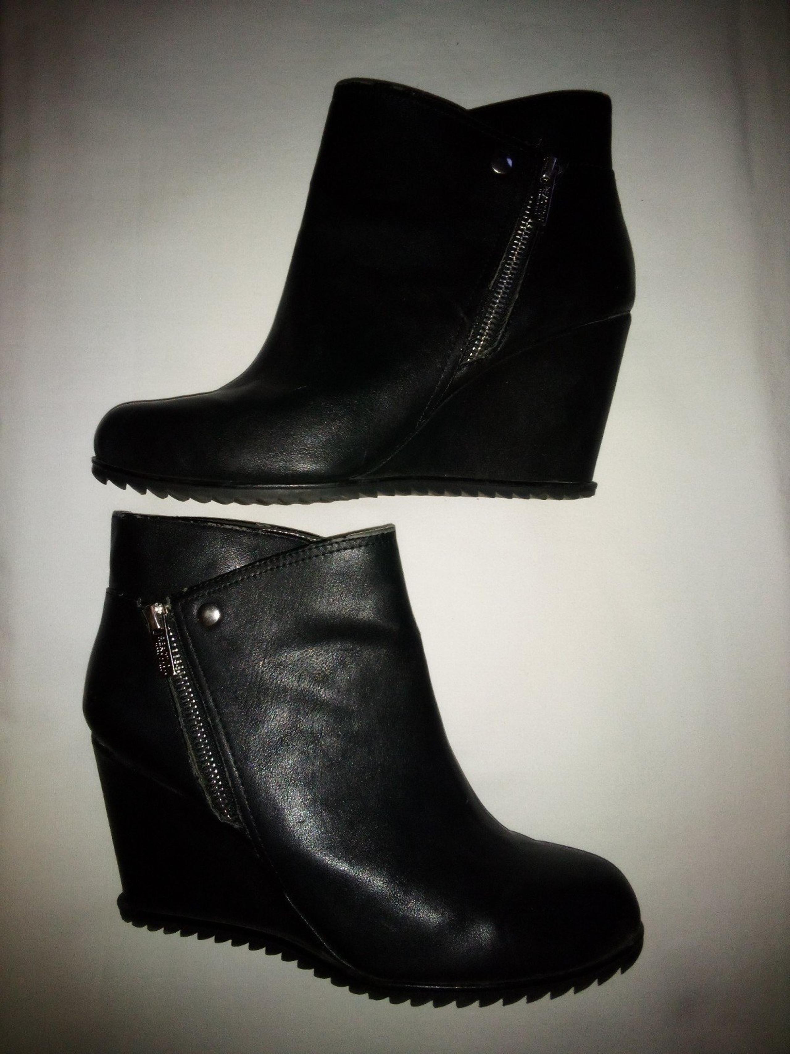 Kenneth Cole REACTION Storm Troopers Black Ankle Booties Women's Size 9.5