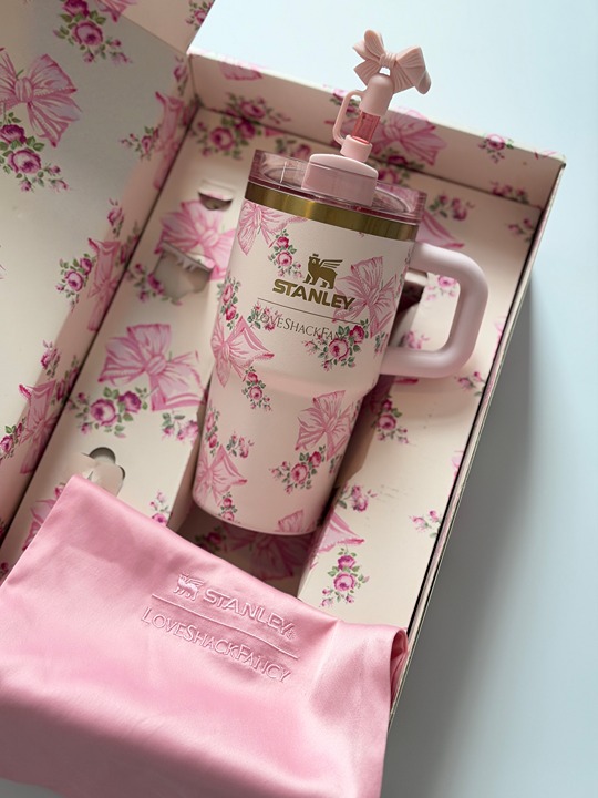 Stanley X LoveShakeFancy Holiday Quencher - 20 Oz - Pink