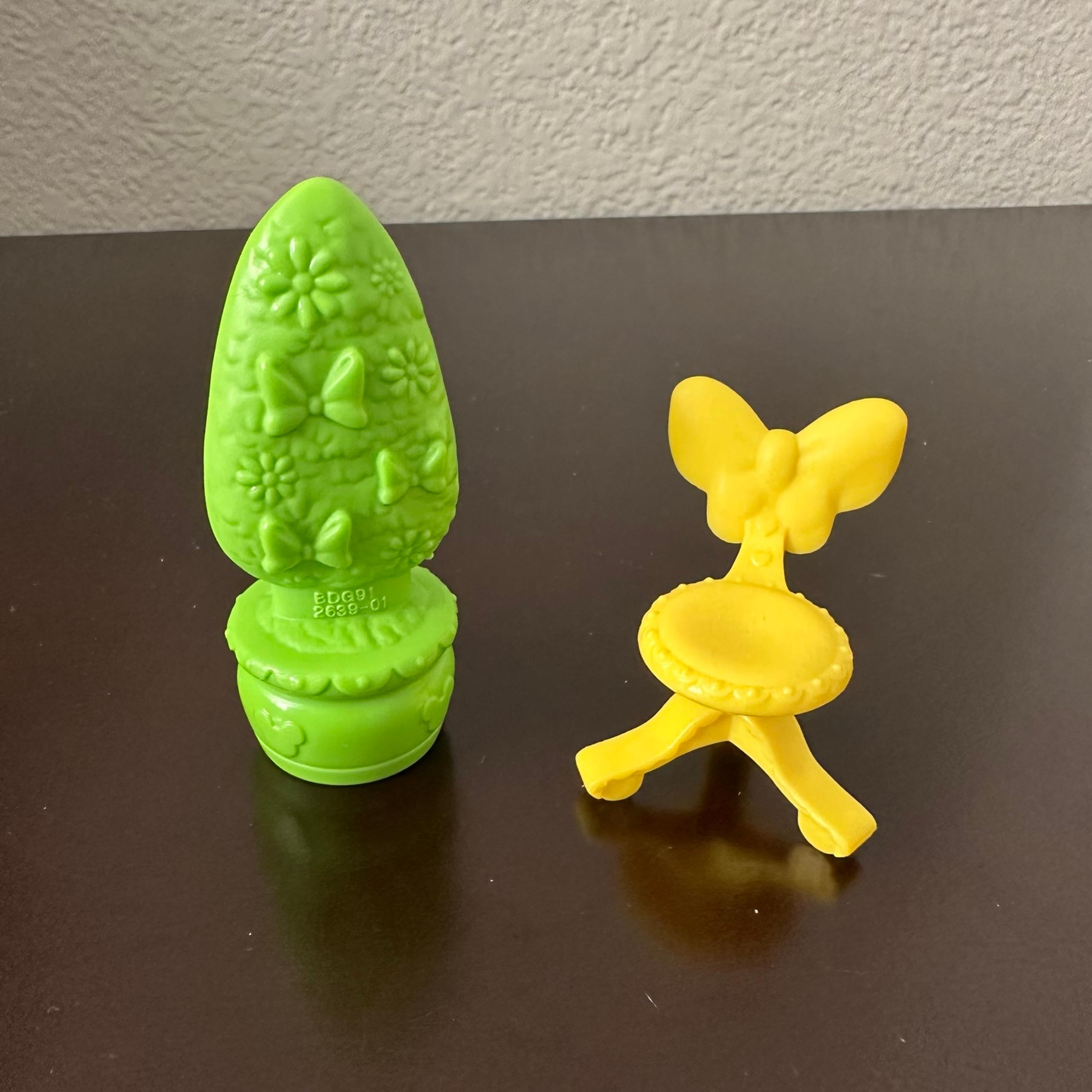 Disney Minnie Mouse House Tree Bush & Yellow Chair