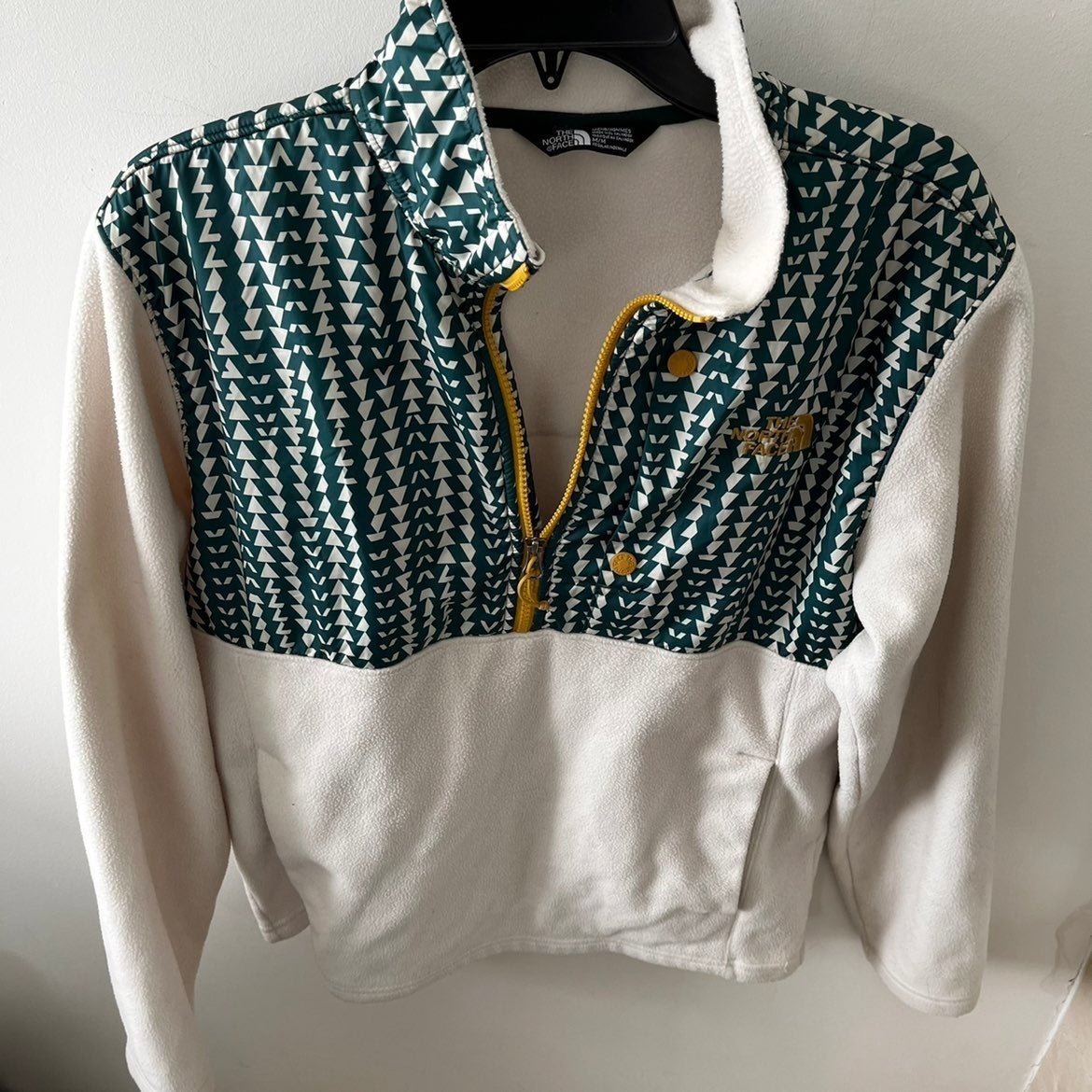 The North Face Sweater Mens size M 1/2 Zip geometric green and white fleece NEW.