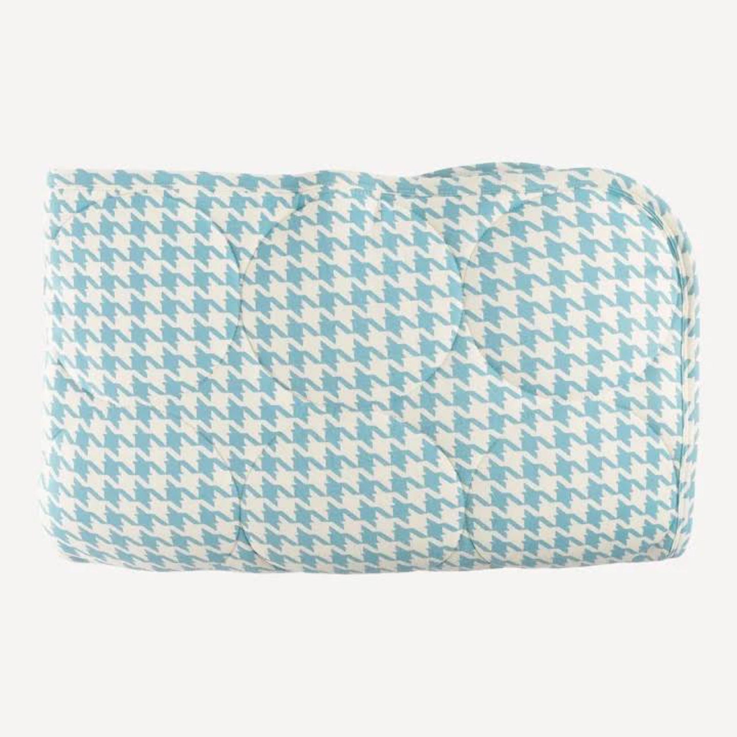 Kate Quinn blue houndstooth circle quilt