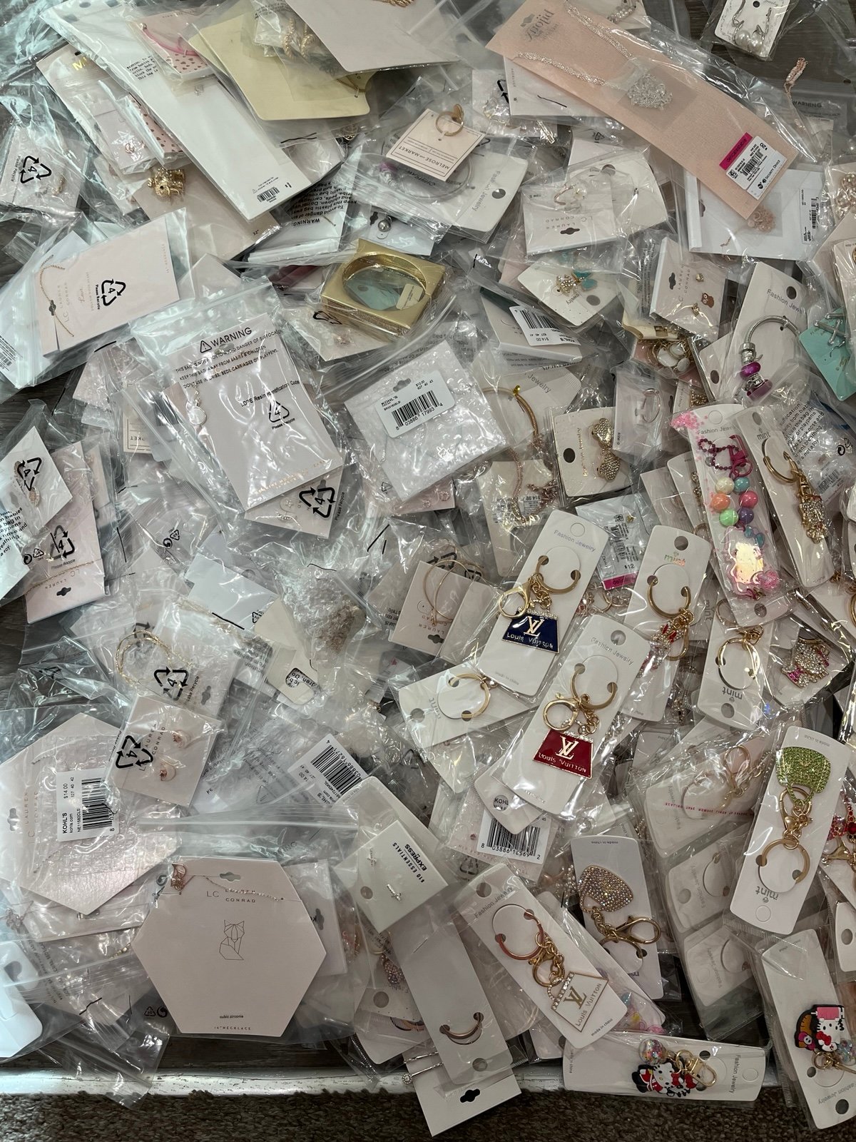 (10pcs) Mixed lot of jewelry and keychains
