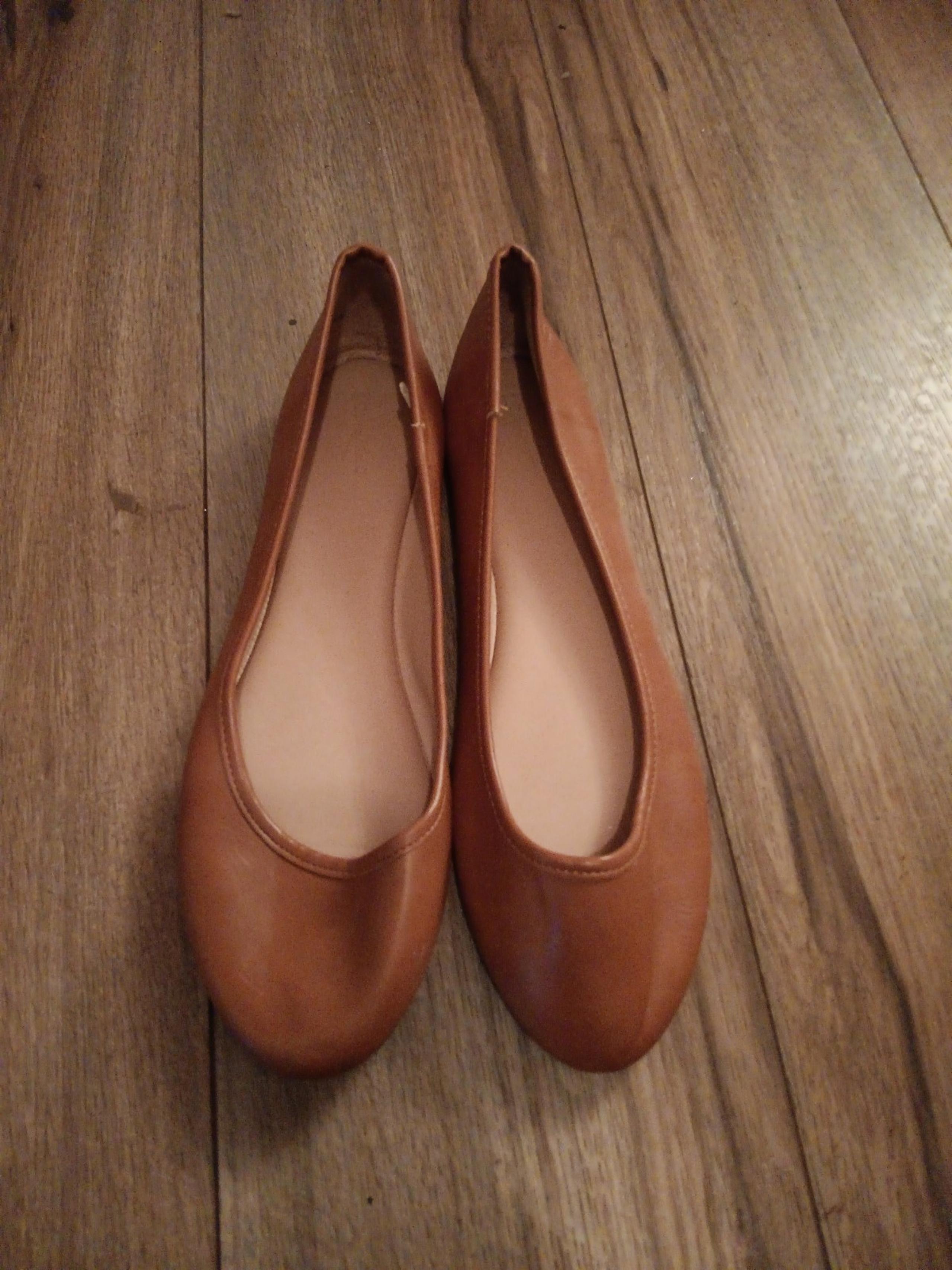Brown Universal threads flat shoes