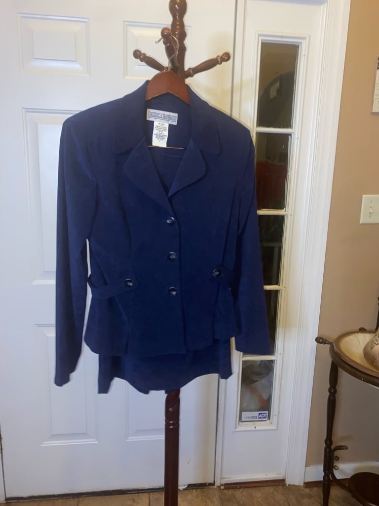 Jessica Howard navy 2 piece skirt suit size 8 suede like material