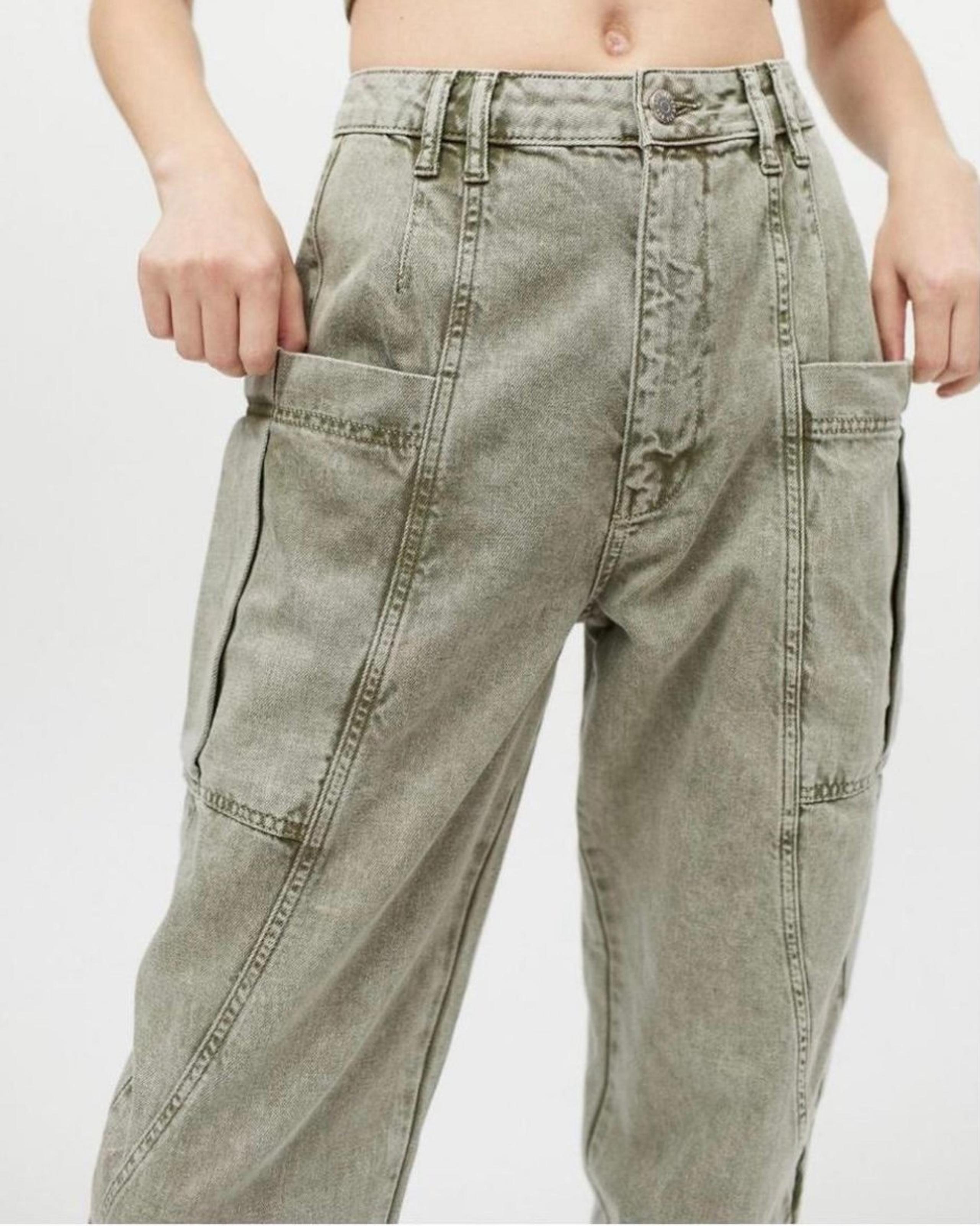 Women’s size medium Urban Outfitters Cinch Snap light army green cargo pants