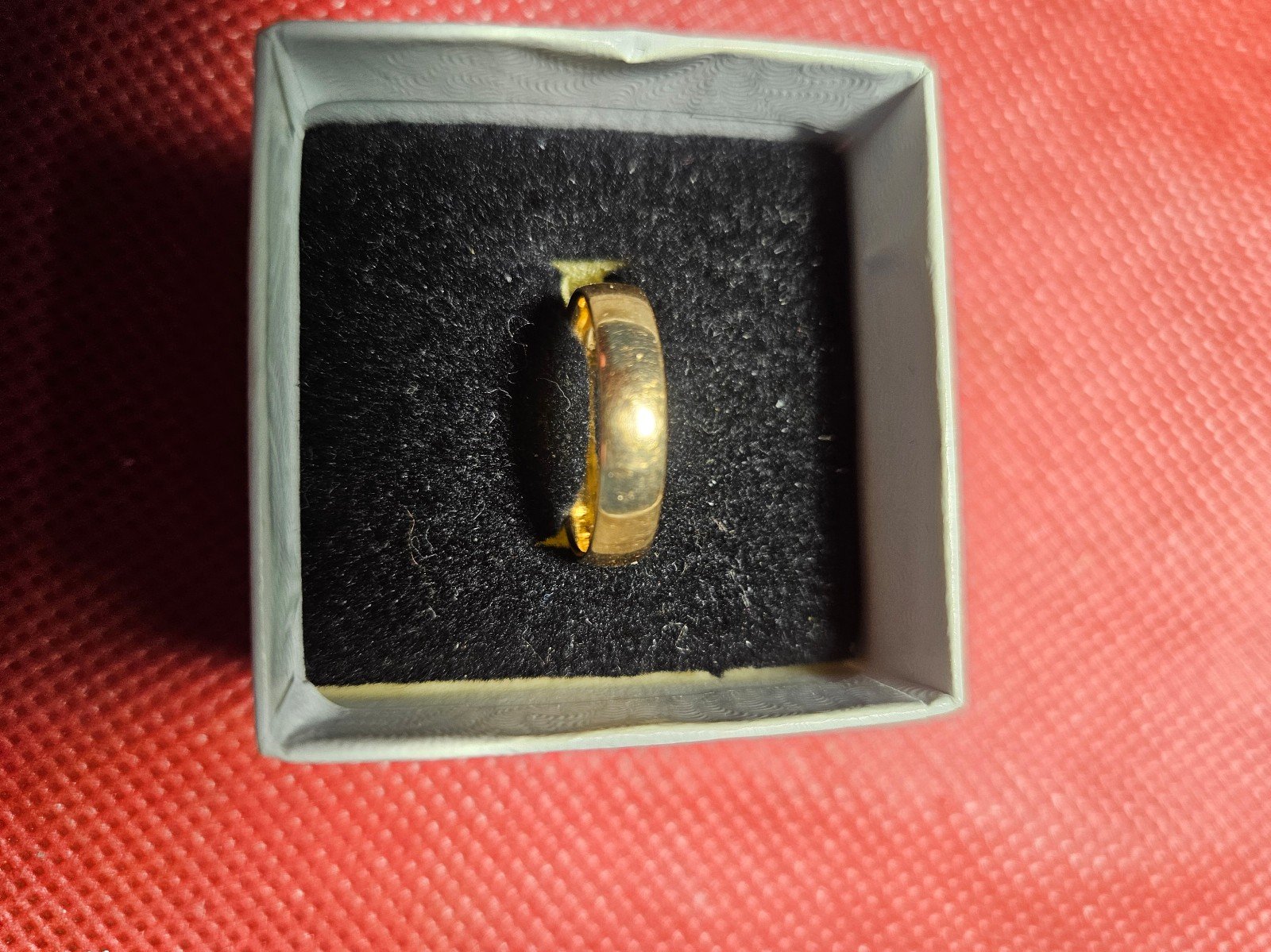 14K yellow gold wedding band