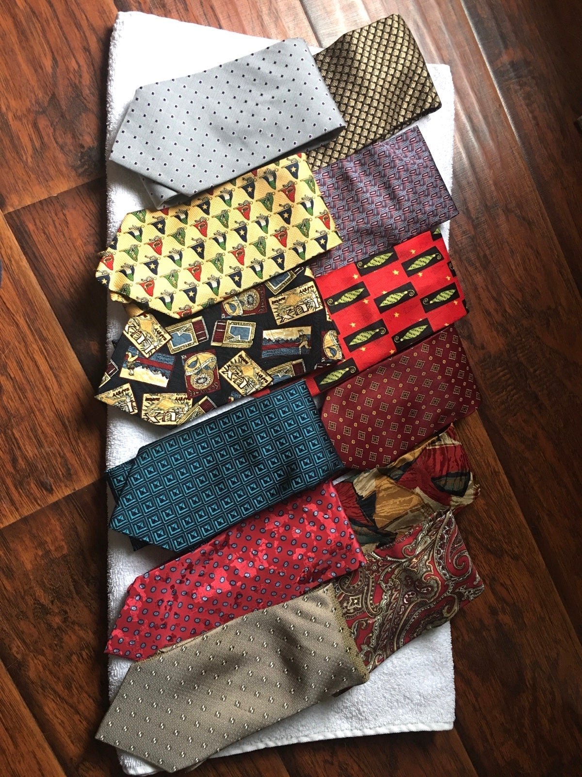 A lot of 12 men's ties