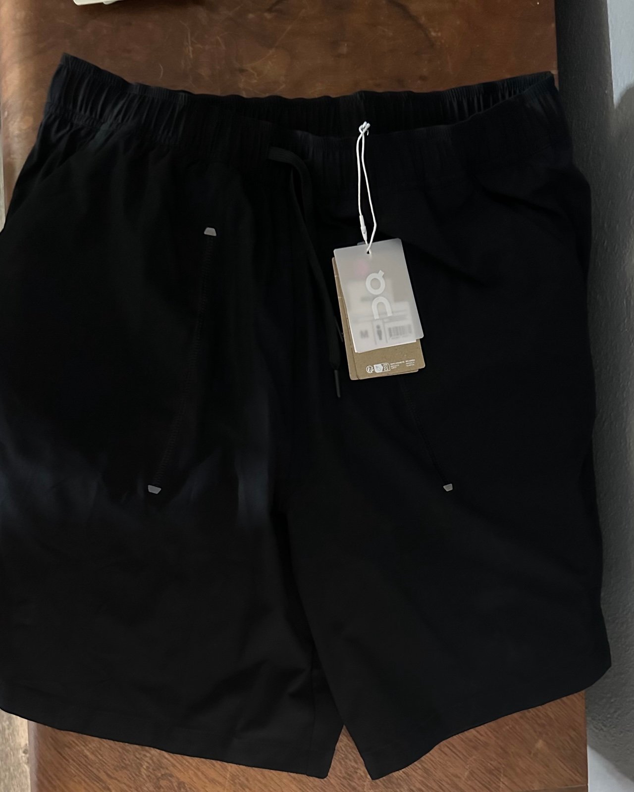 On Cloud men’s medium active shorts- nwt