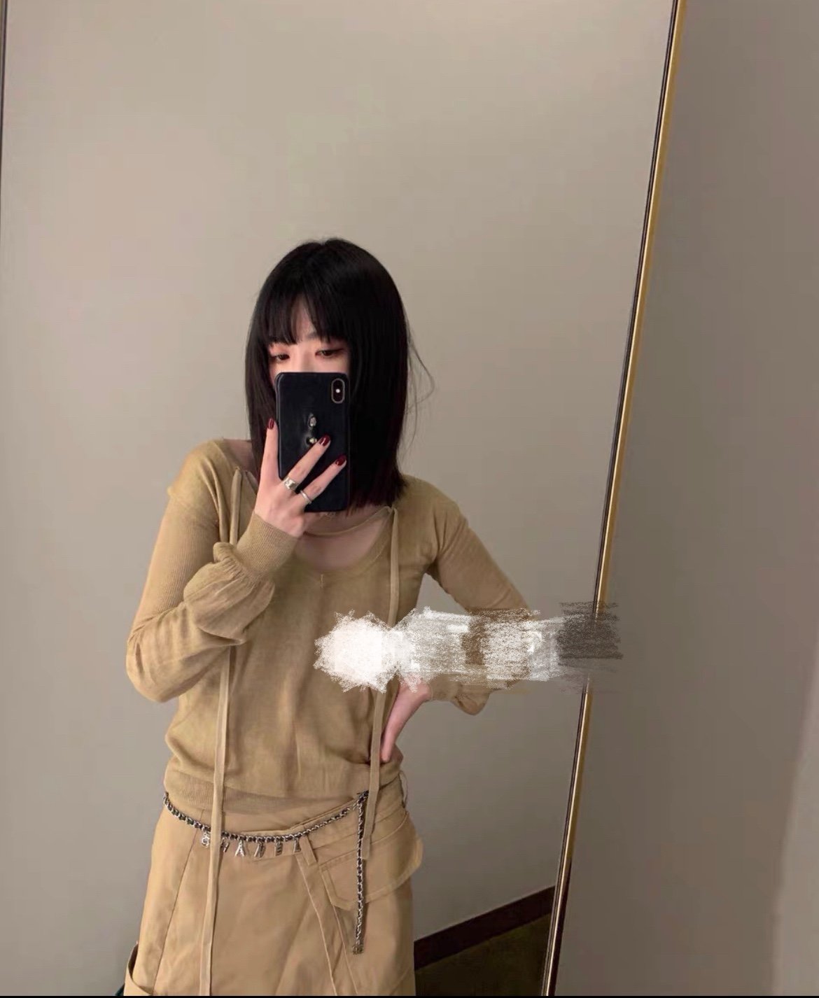 A tentative atelier style sand ribbon knitted v-neck pullovers