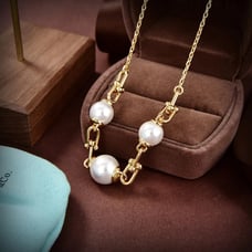 Gold pearl necklace
