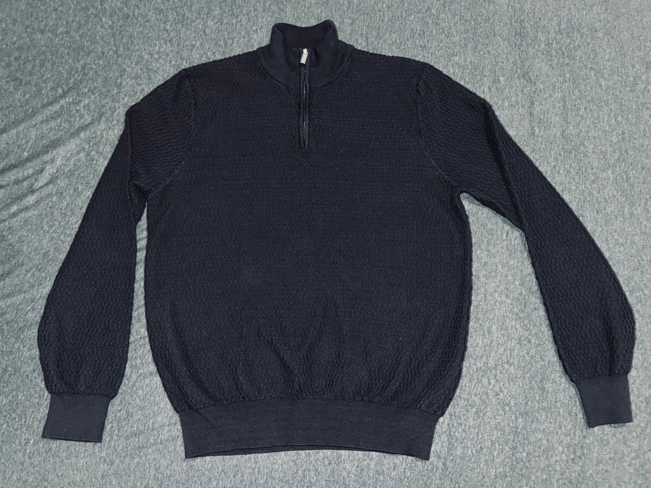 Perry ellis half zip sweatshirt mens size L / black. It is tight and short.