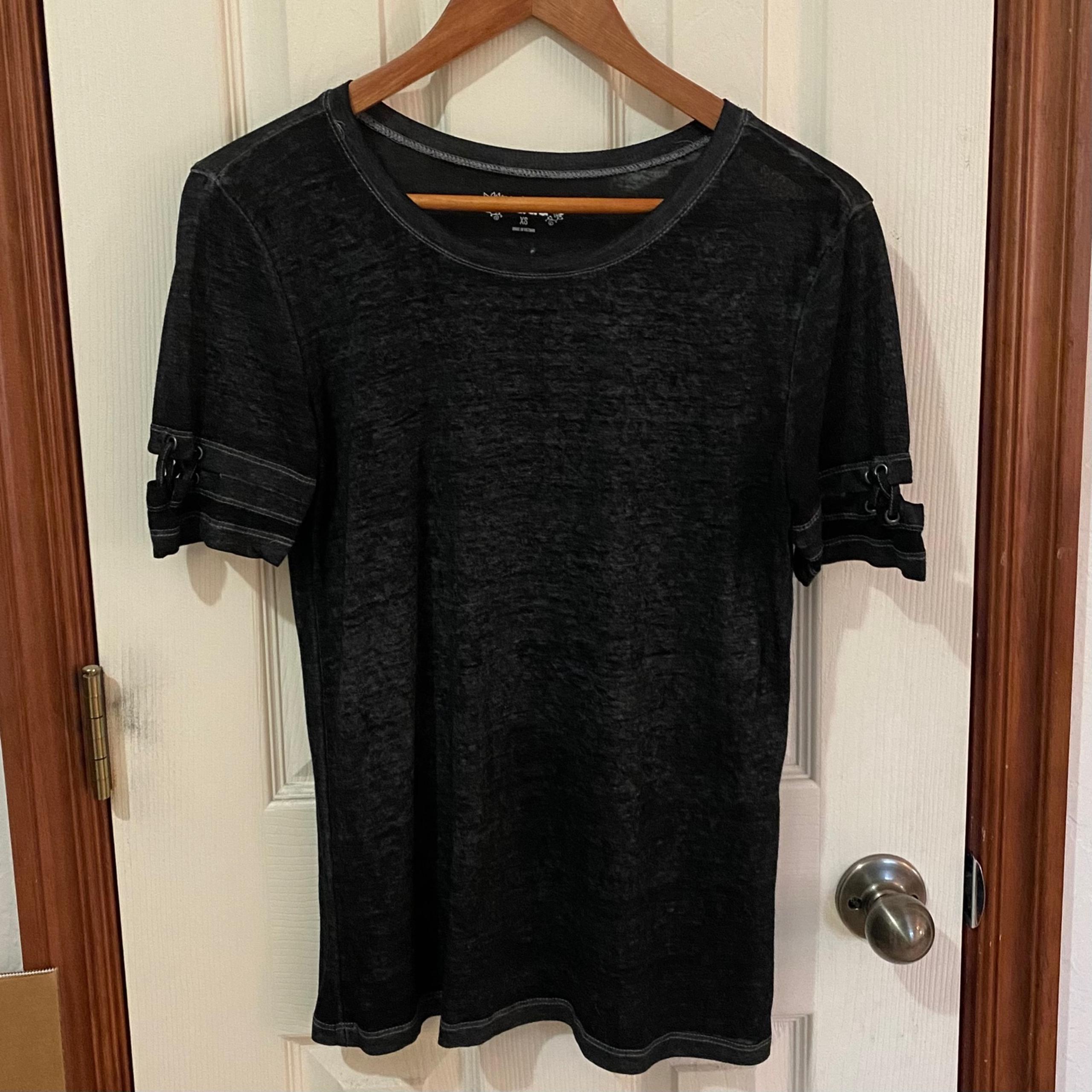 Woman’s tshirt top size XS Mudd brand